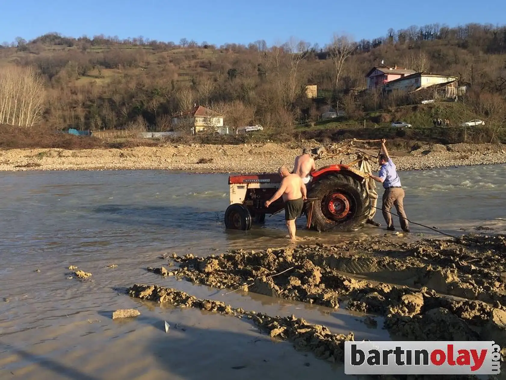 Traktör sulara gömüldü