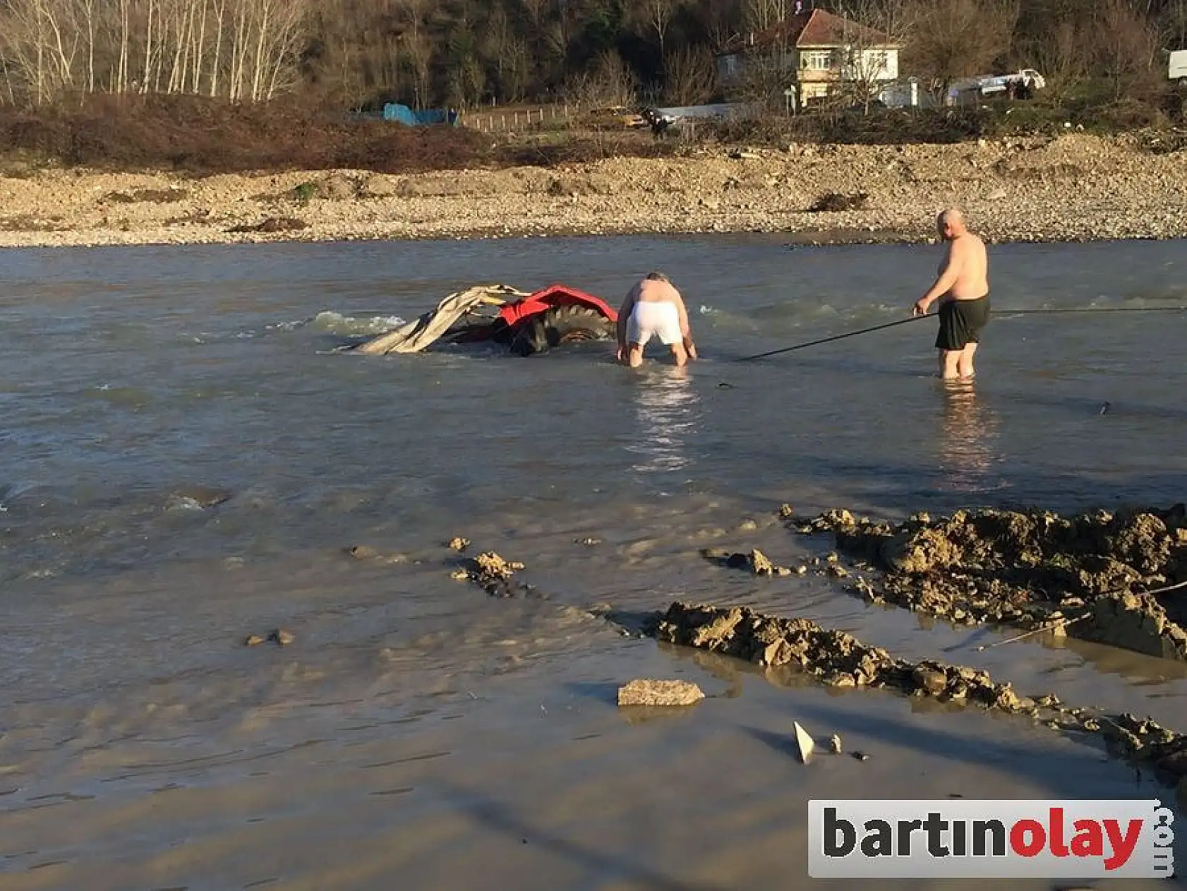 Traktör sulara gömüldü