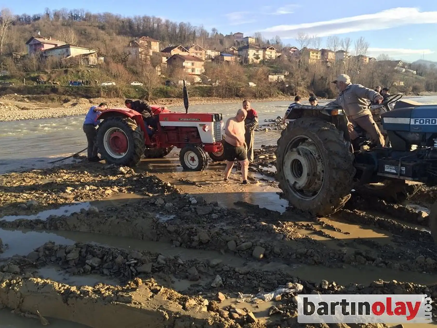 Traktör sulara gömüldü