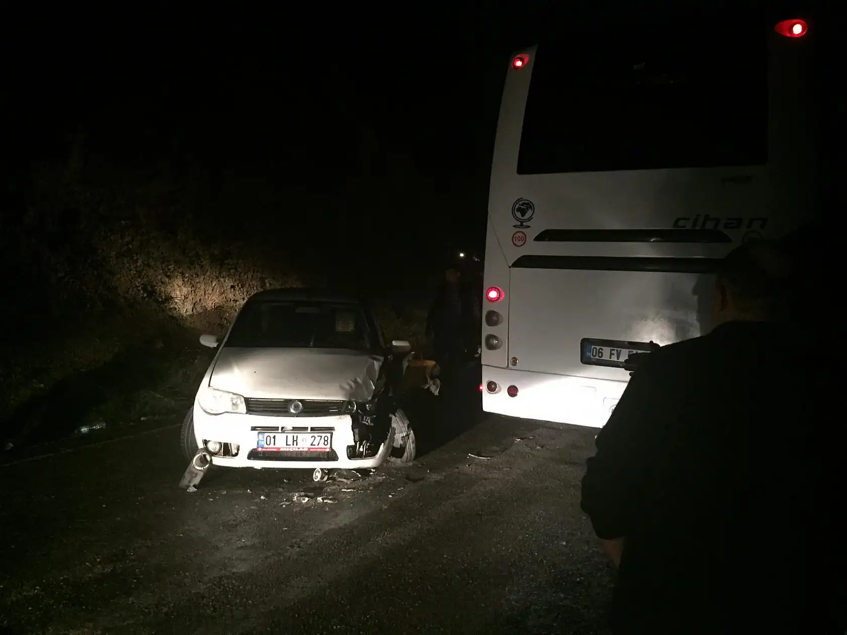 Tur otobüsü ile otomobil çarpıştı