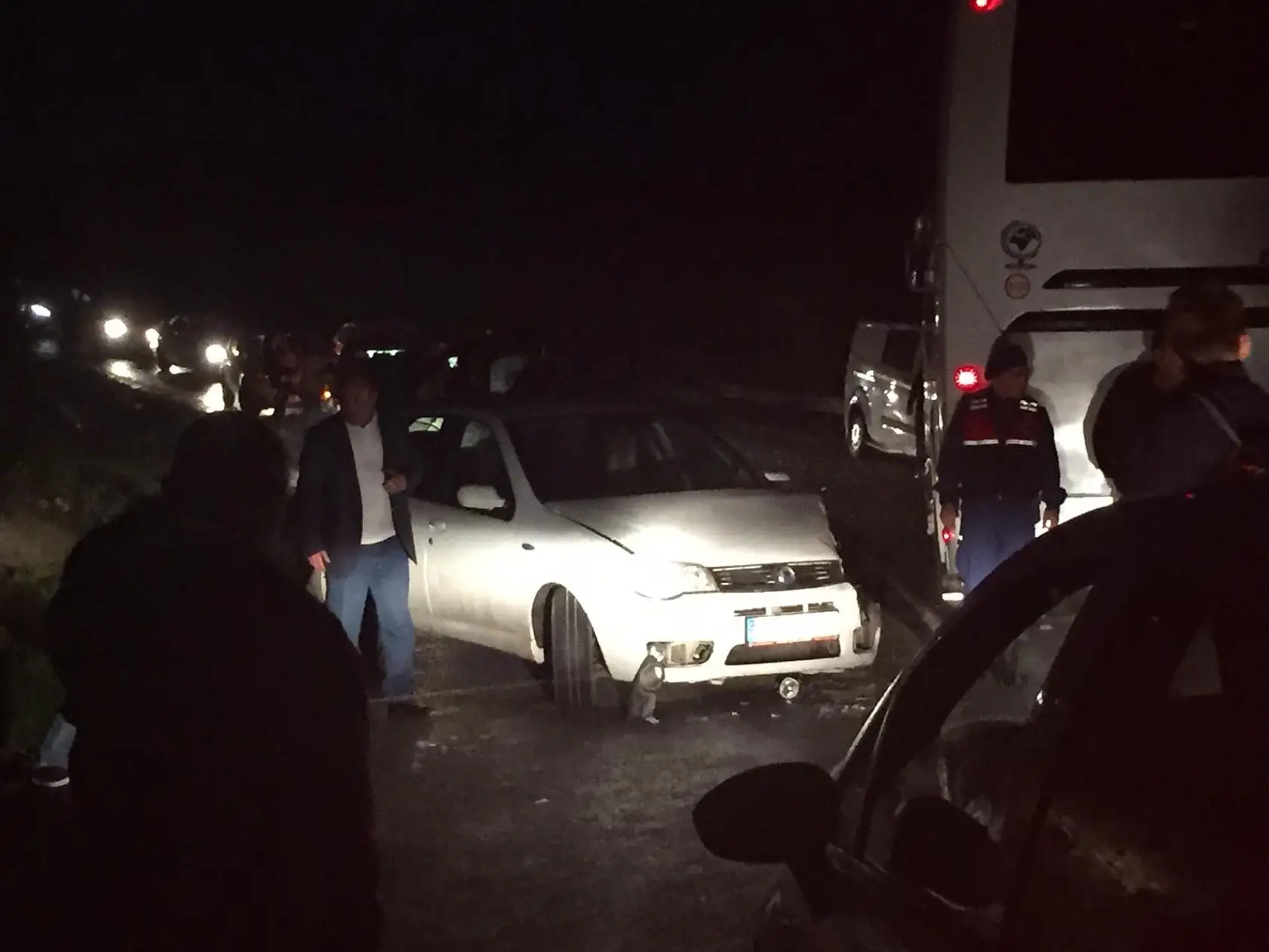 Tur otobüsü ile otomobil çarpıştı