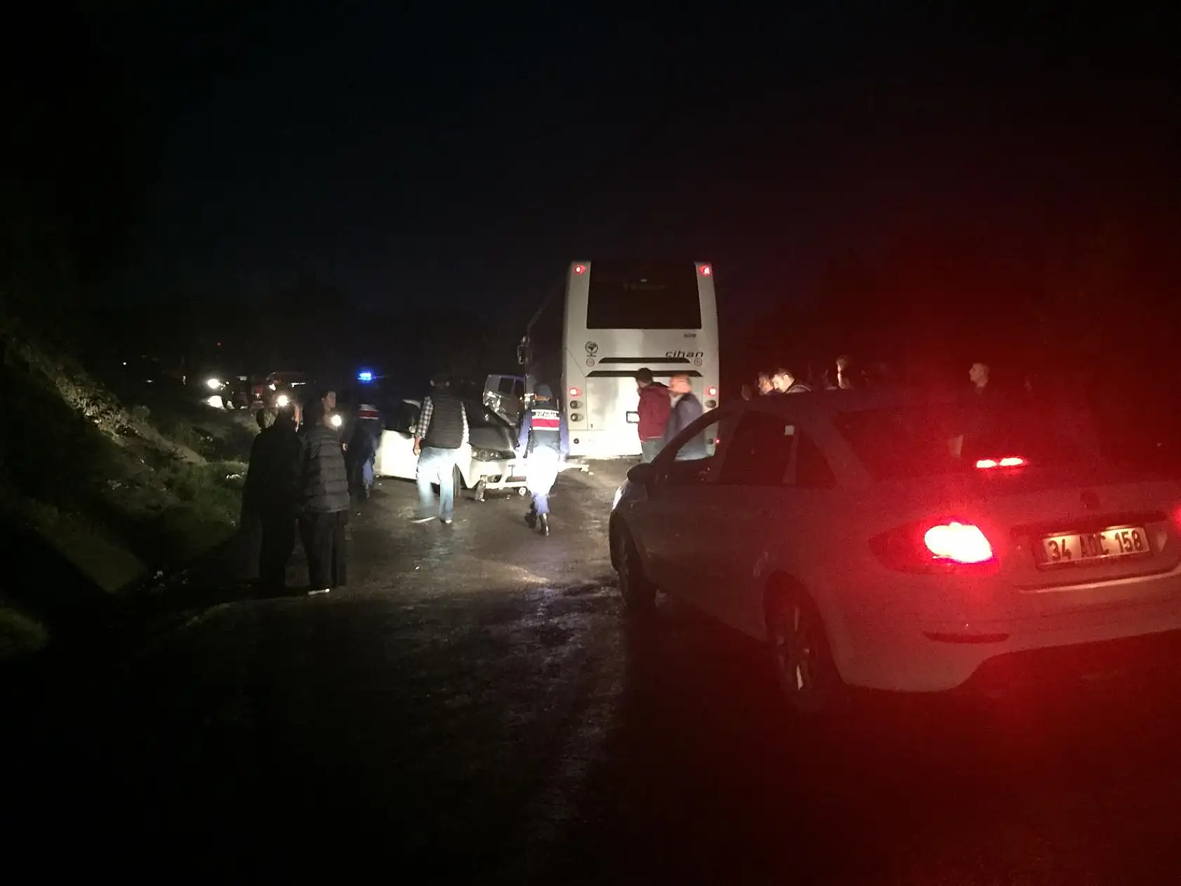 Tur otobüsü ile otomobil çarpıştı