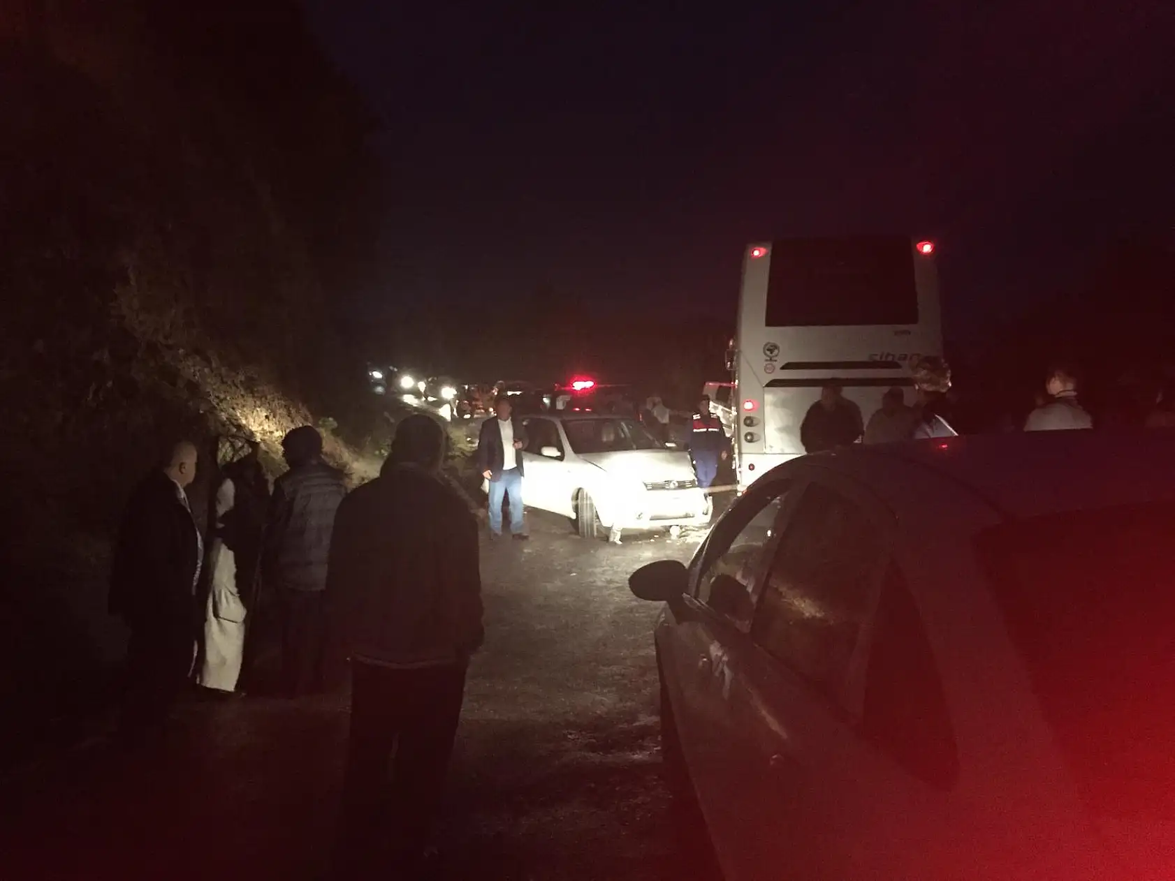 Tur otobüsü ile otomobil çarpıştı