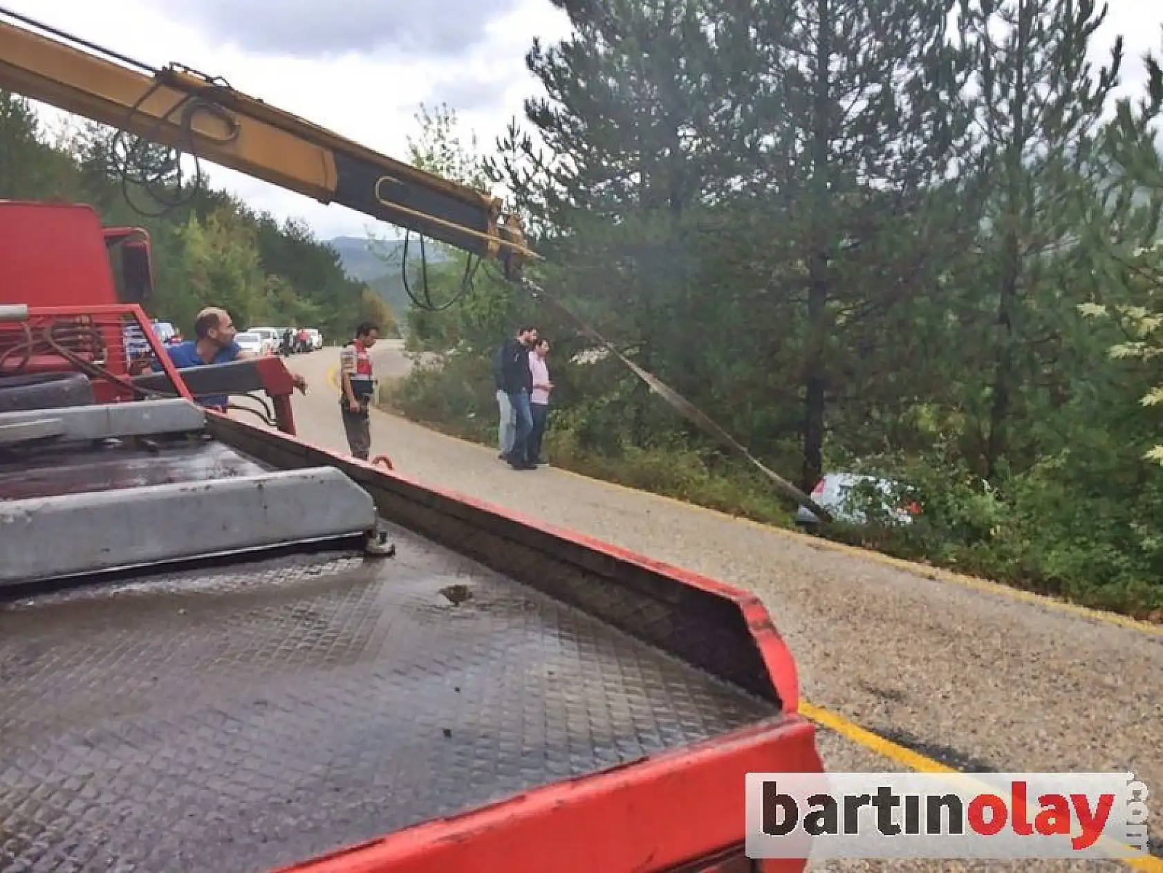 Uçuruma Yuvarlanan Otomobil Ağaca Takıldı