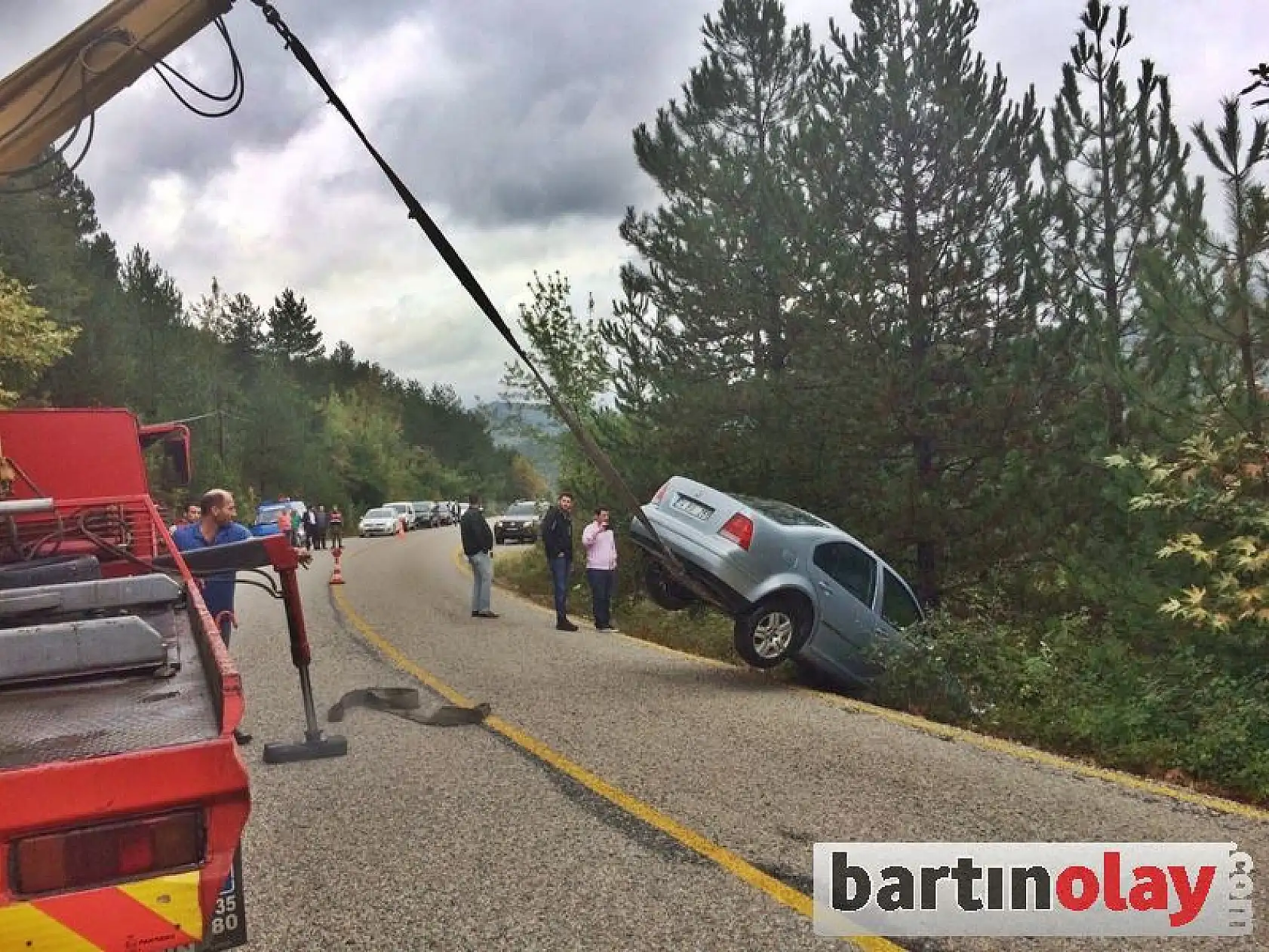 Uçuruma Yuvarlanan Otomobil Ağaca Takıldı