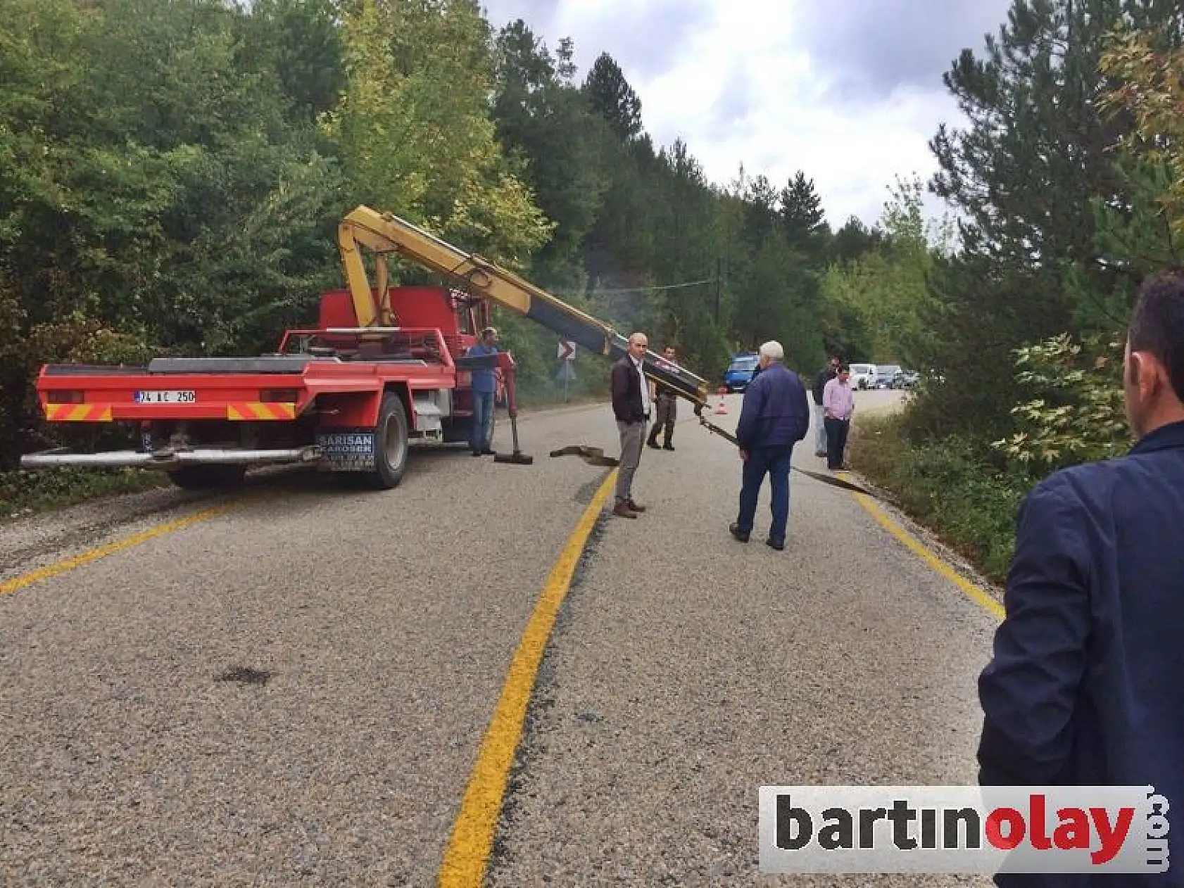Uçuruma Yuvarlanan Otomobil Ağaca Takıldı