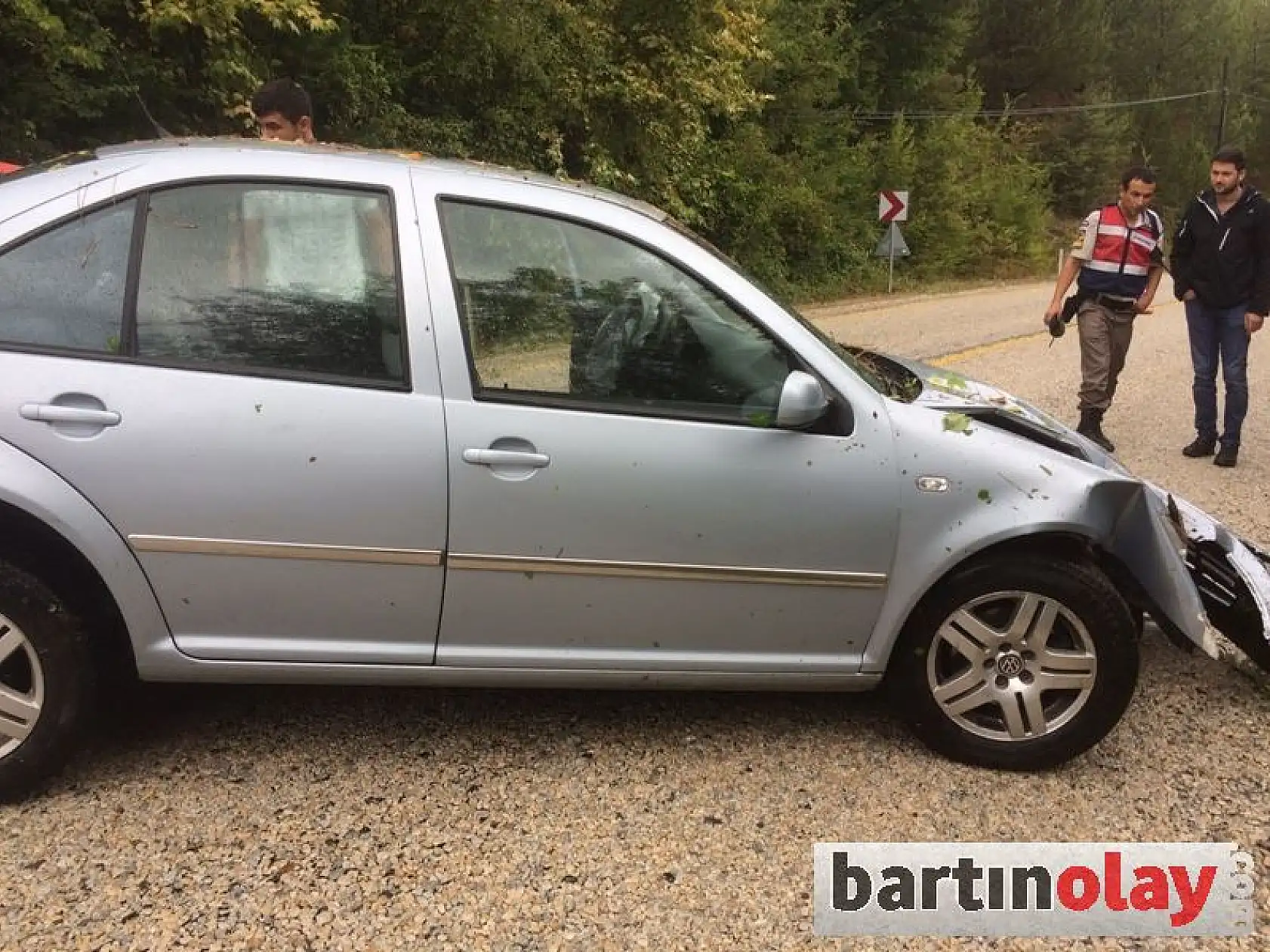 Uçuruma Yuvarlanan Otomobil Ağaca Takıldı