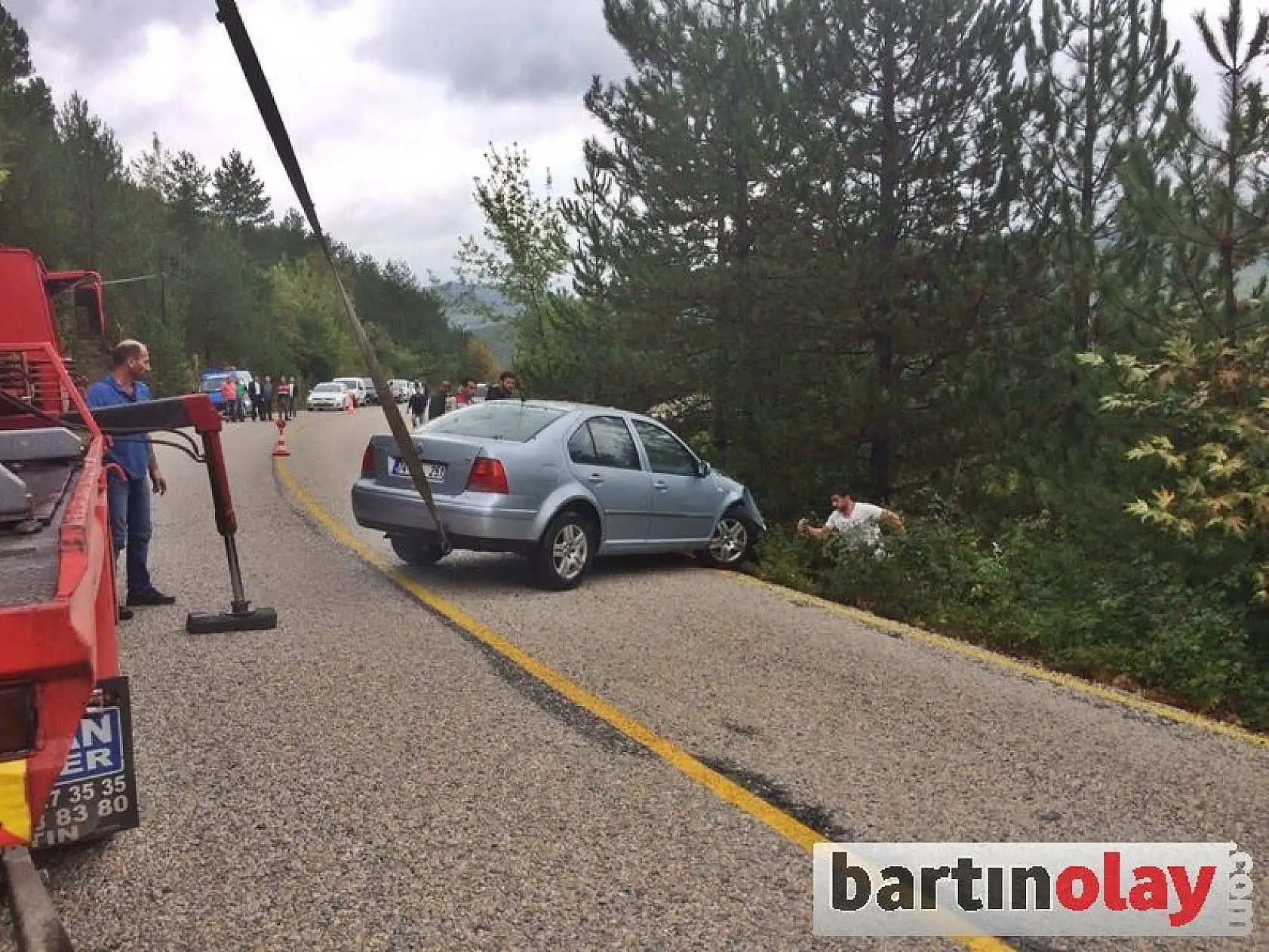 Uçuruma Yuvarlanan Otomobil Ağaca Takıldı