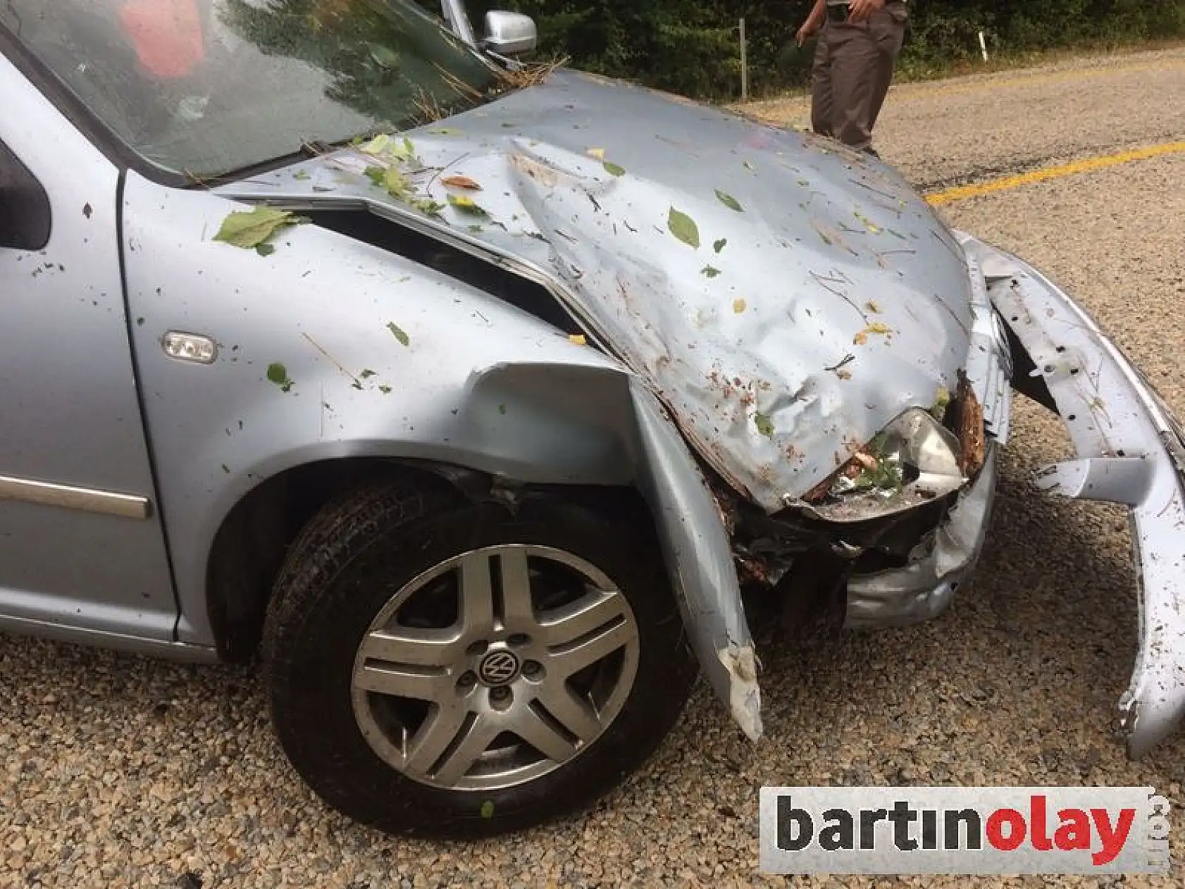 Uçuruma Yuvarlanan Otomobil Ağaca Takıldı