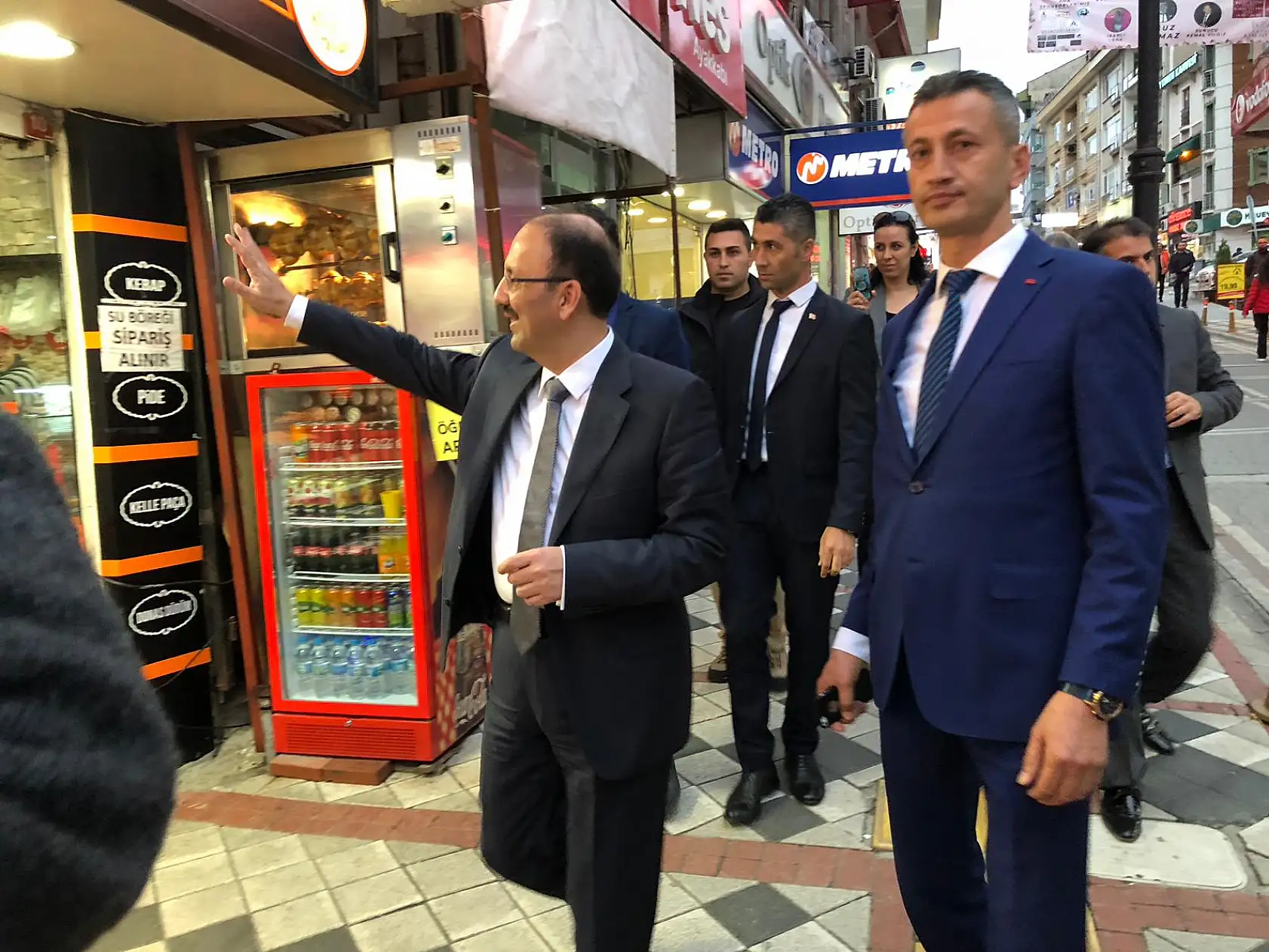 Vali gelir gelmez halkın içine girdi