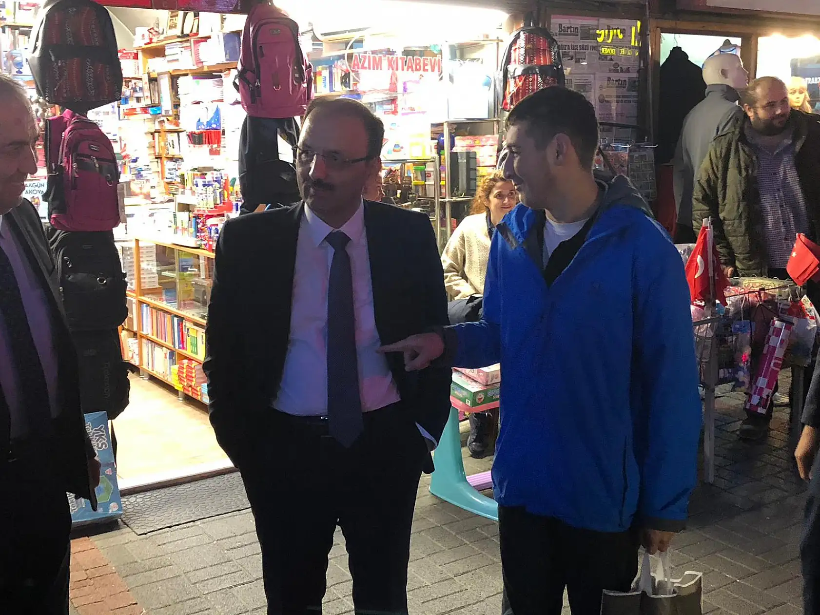 Vali gelir gelmez halkın içine girdi