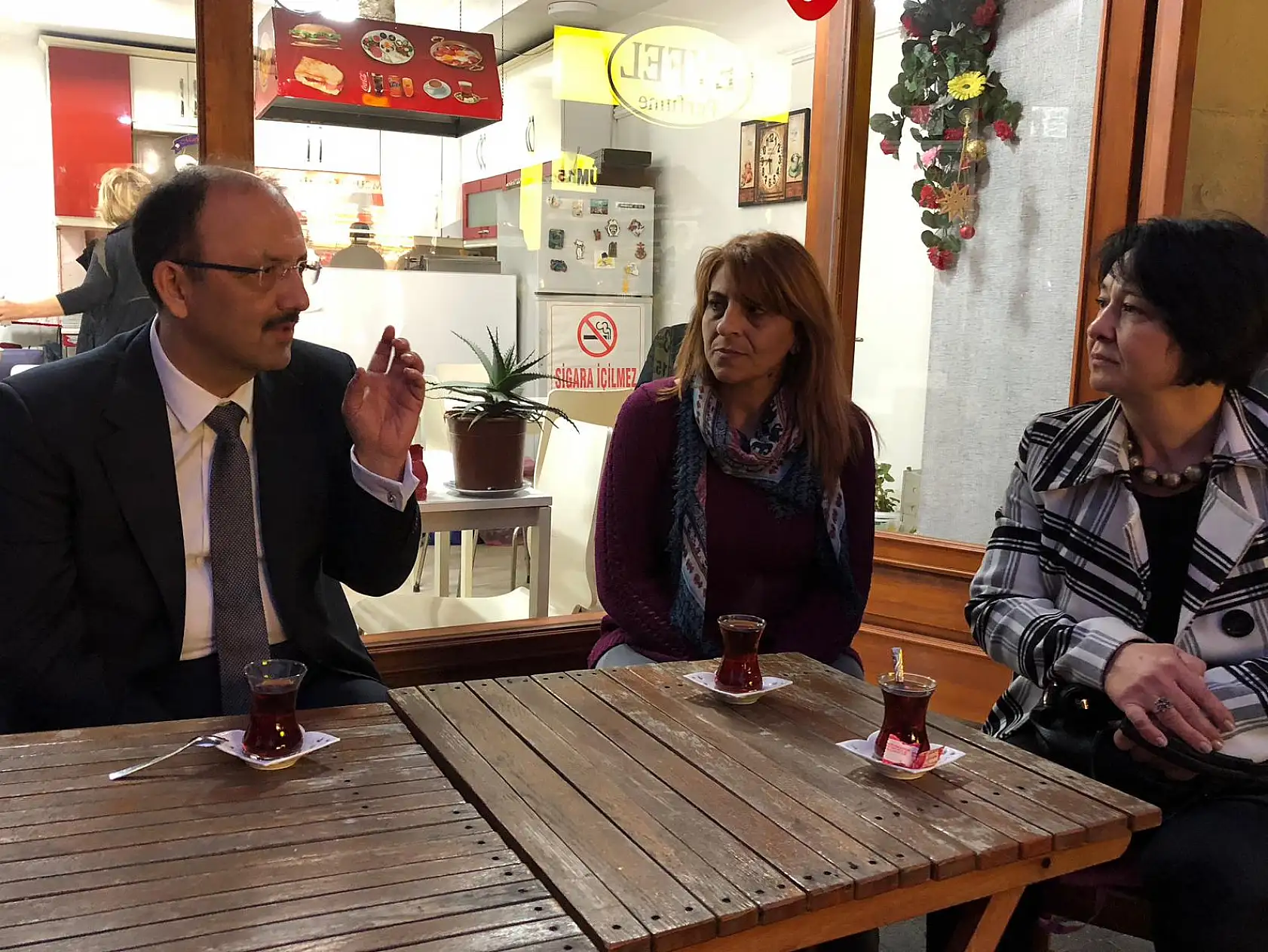 Vali gelir gelmez halkın içine girdi