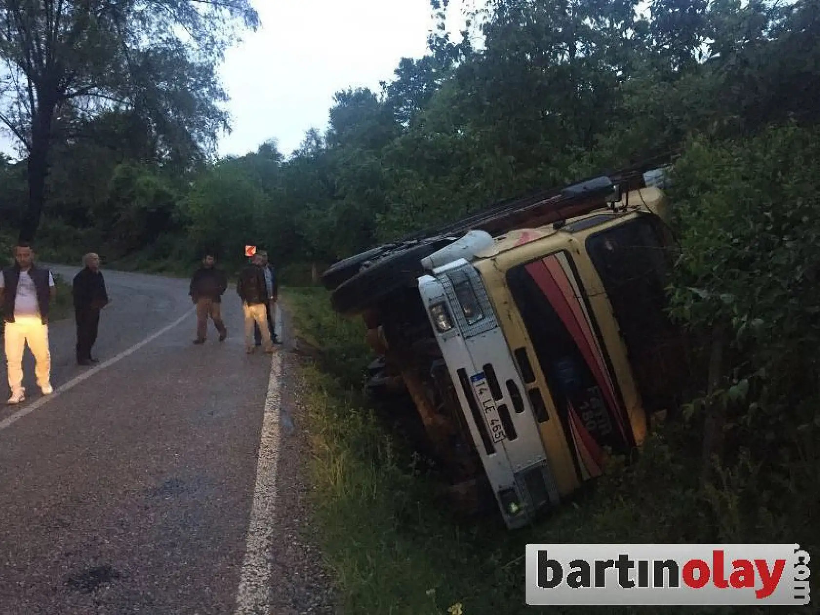 Virajı Alamayan Kamyon Devrildi