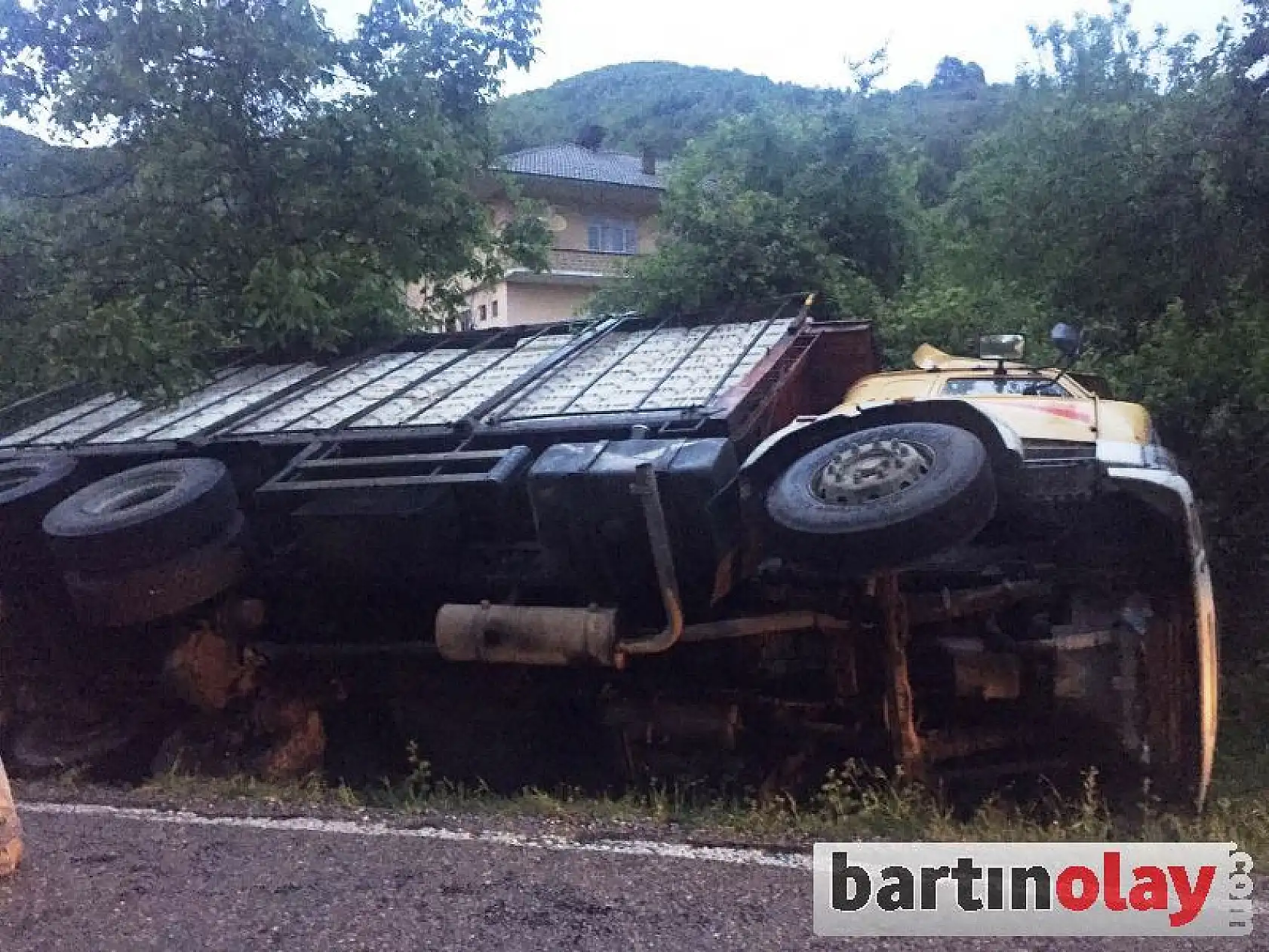 Virajı Alamayan Kamyon Devrildi