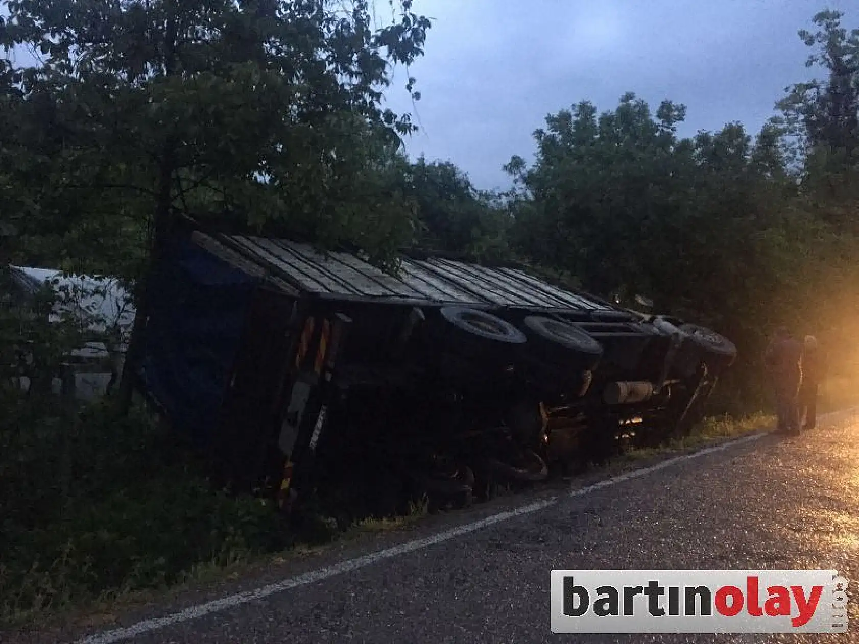 Virajı Alamayan Kamyon Devrildi