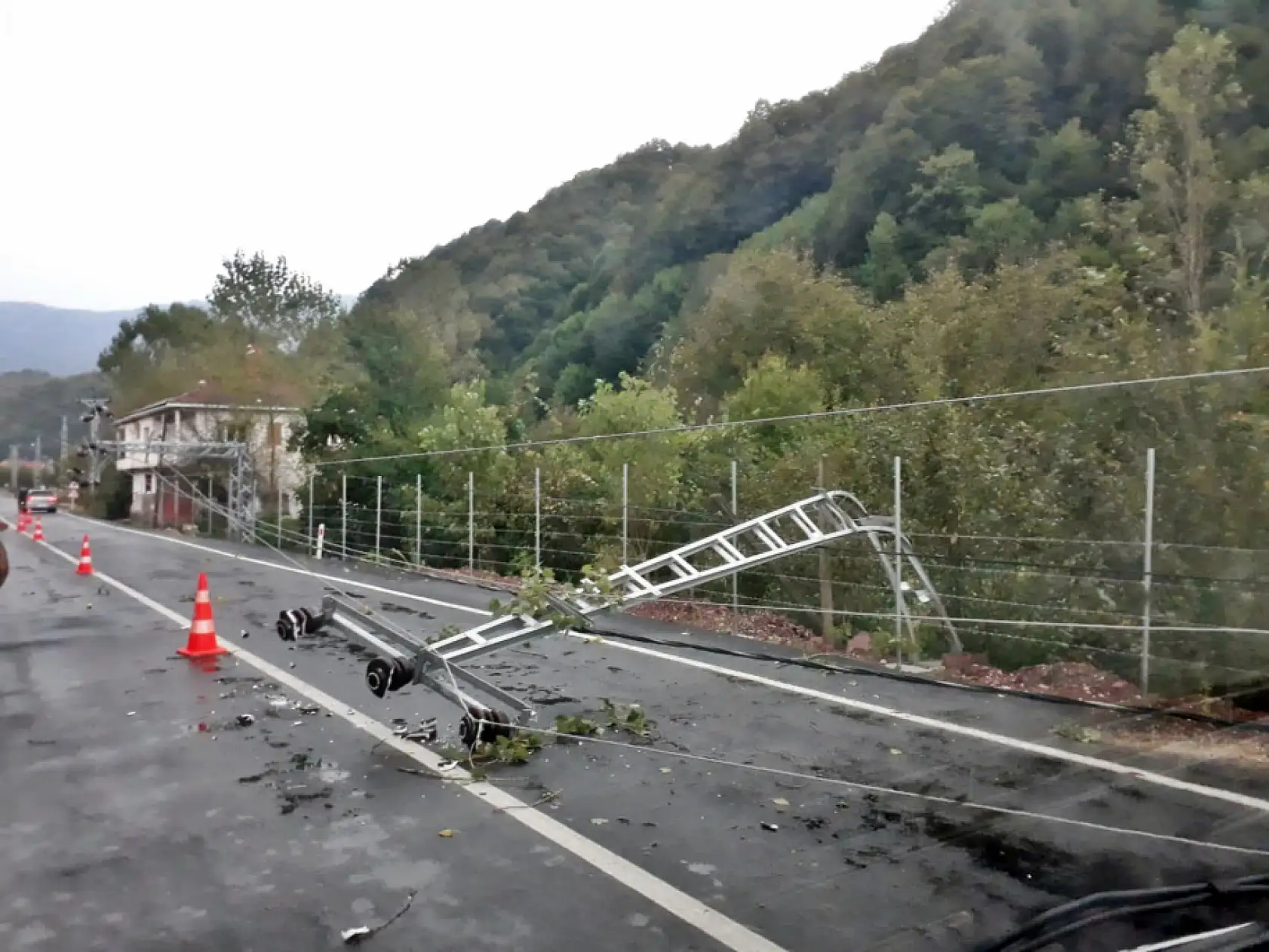 Fırtınada faciadan dönüldü, 3 direk yıkıldı