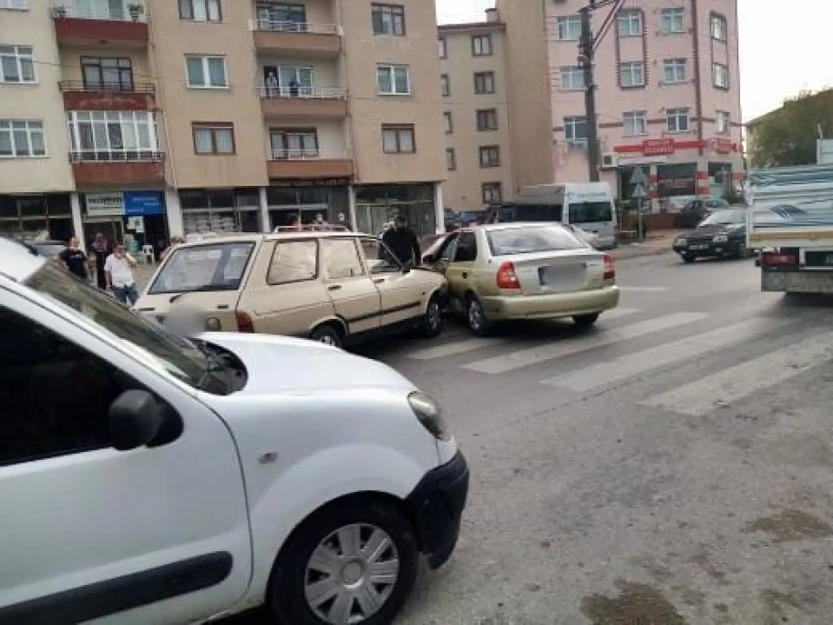 iki otomobil çarpıştı