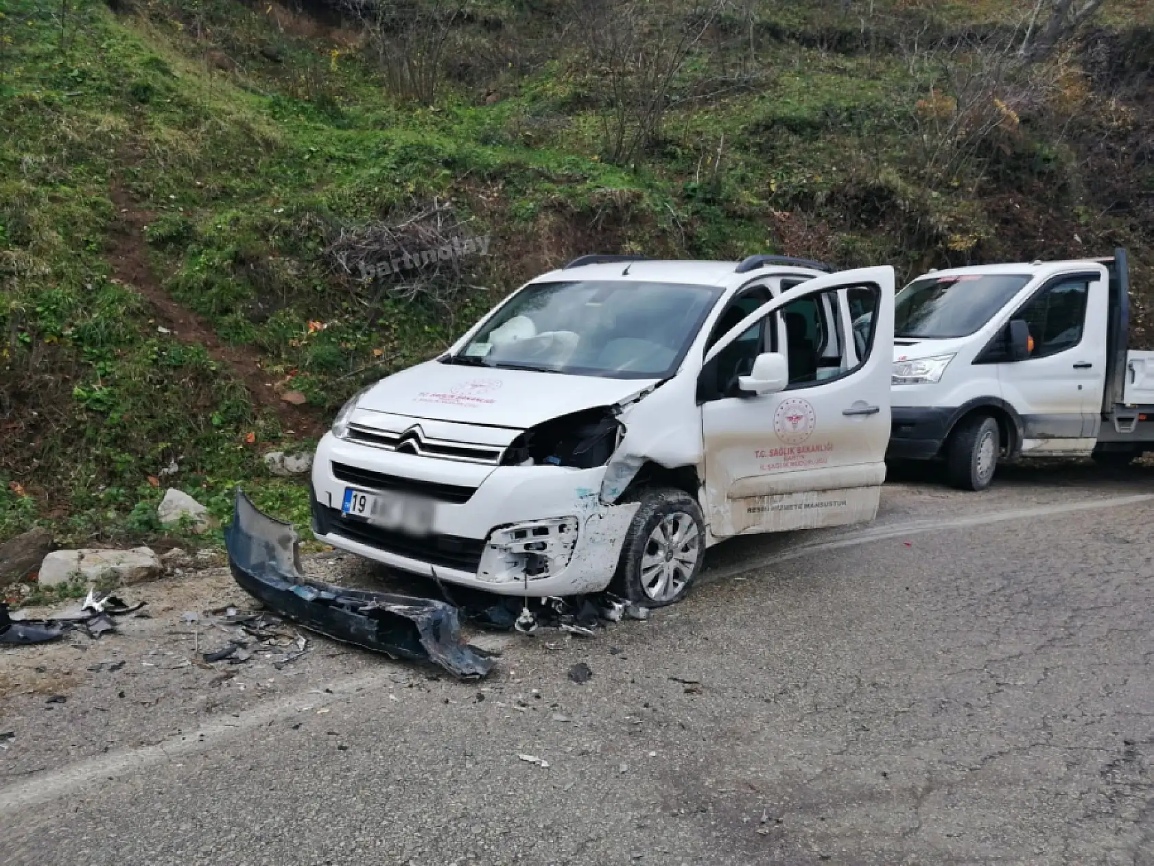 İki araç kafa kafaya çarpıştı