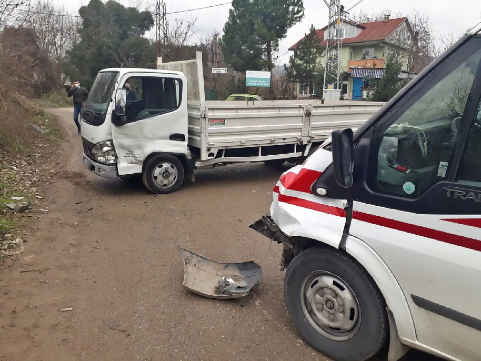 Hasta taşıyan ambulans kaza yaptı