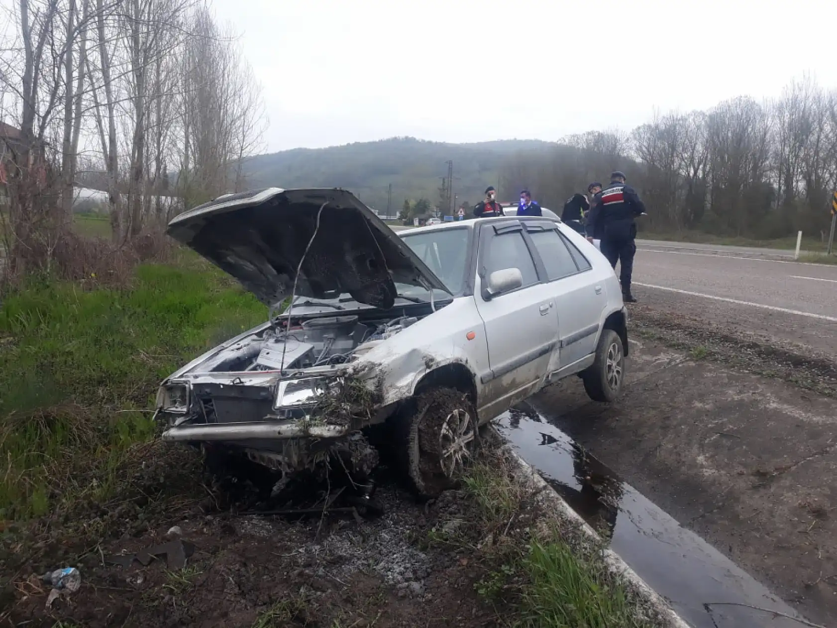 Otomobil su kanalına girdi