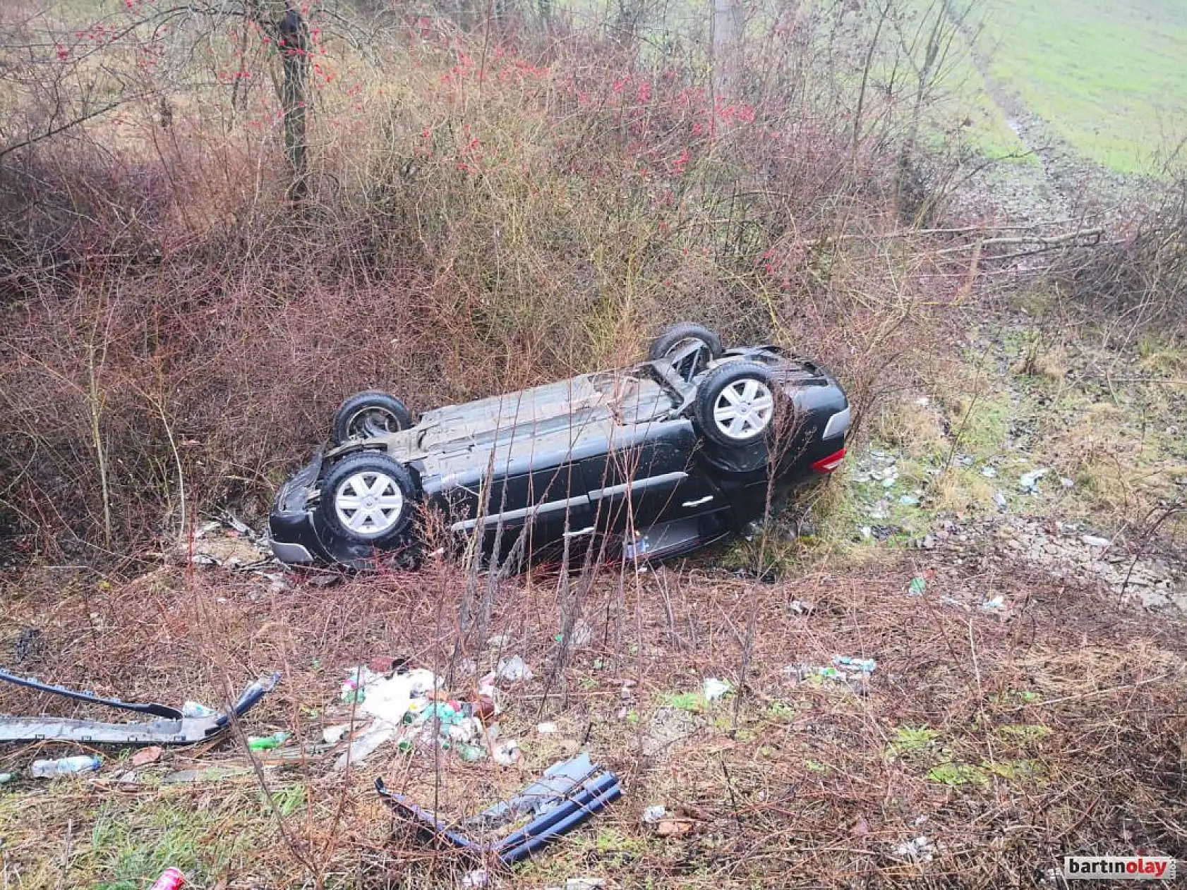 Yağmurda kayıp şarampole yuvarlandı