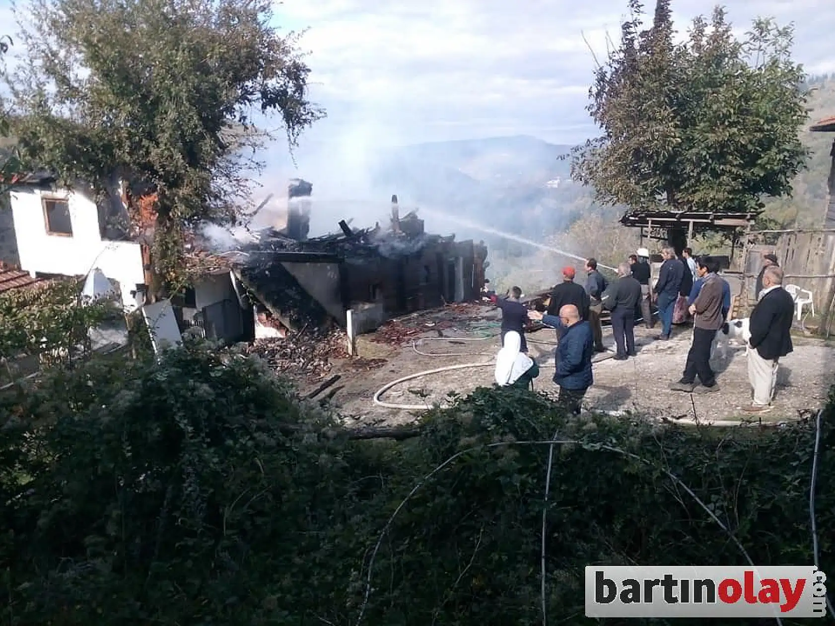 Yanan ev küle döndü