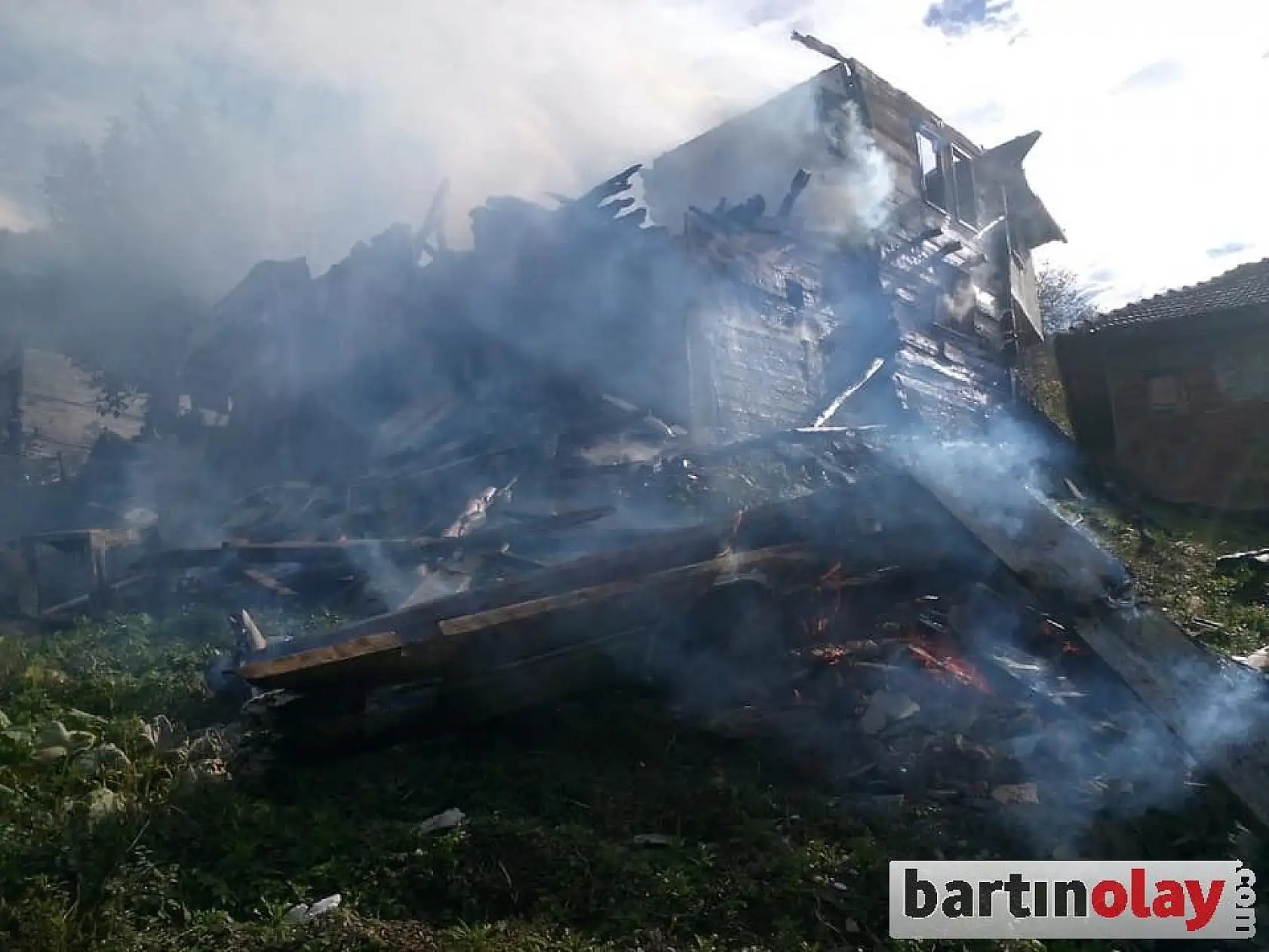 Yanan ev küle döndü