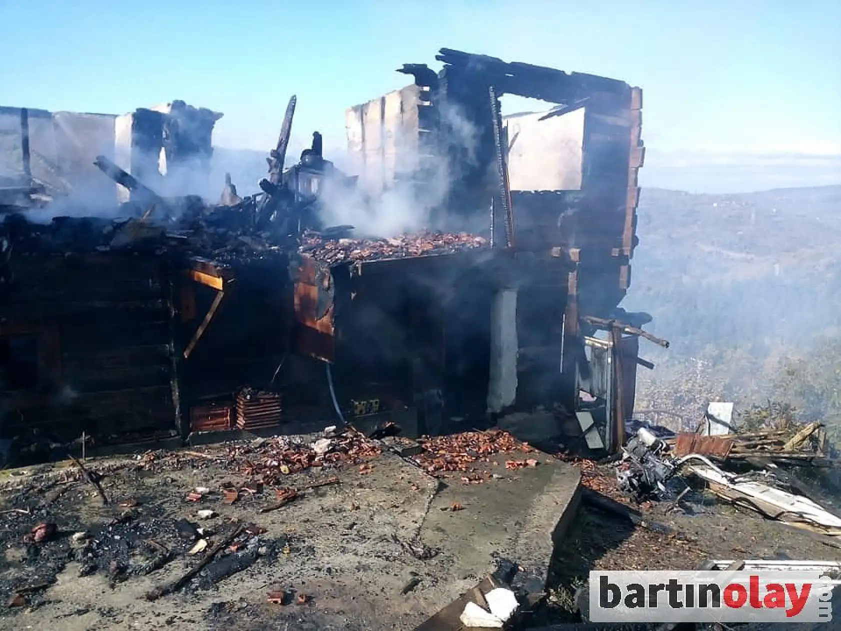 Yanan ev küle döndü