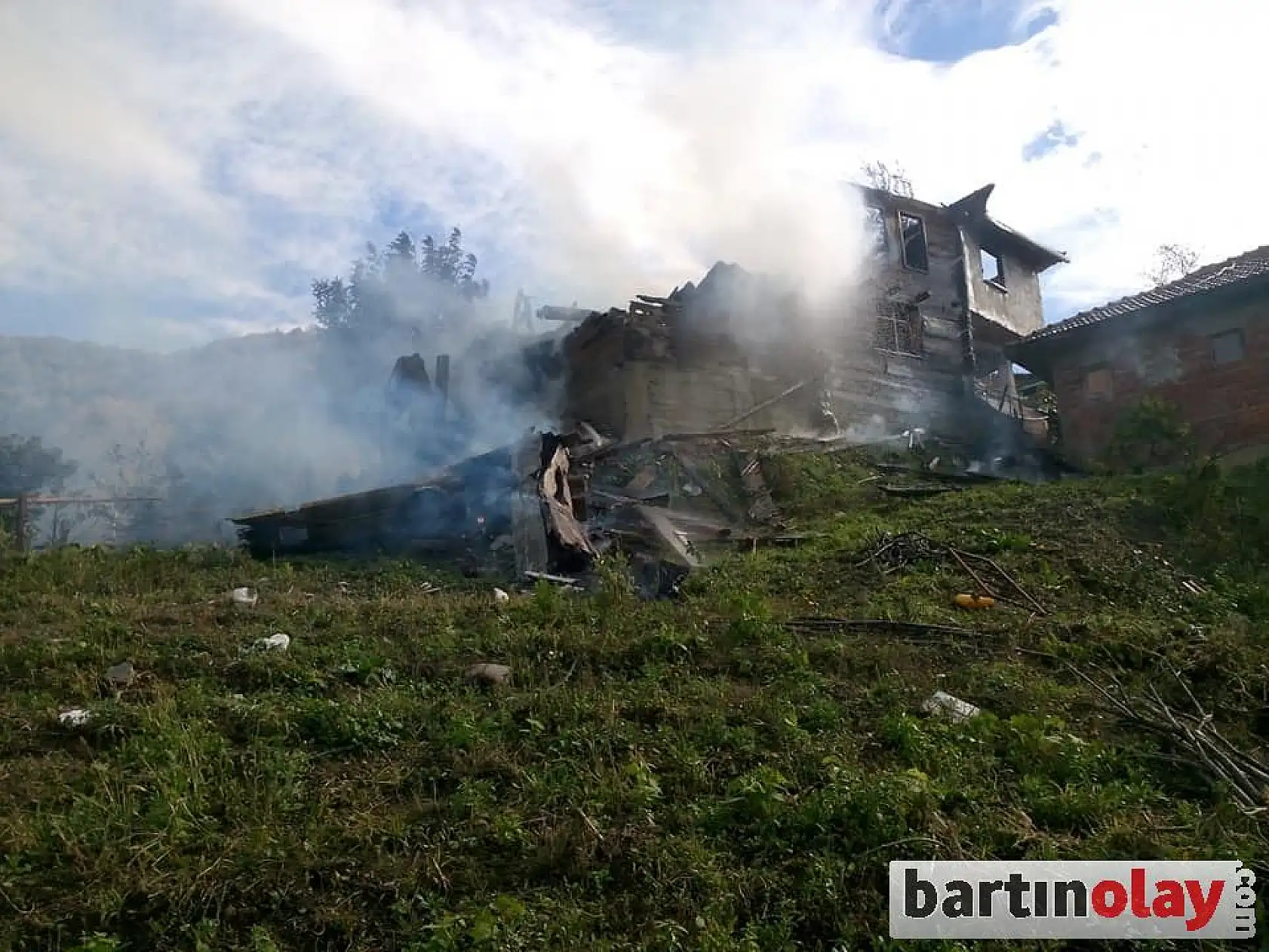 Yanan ev küle döndü