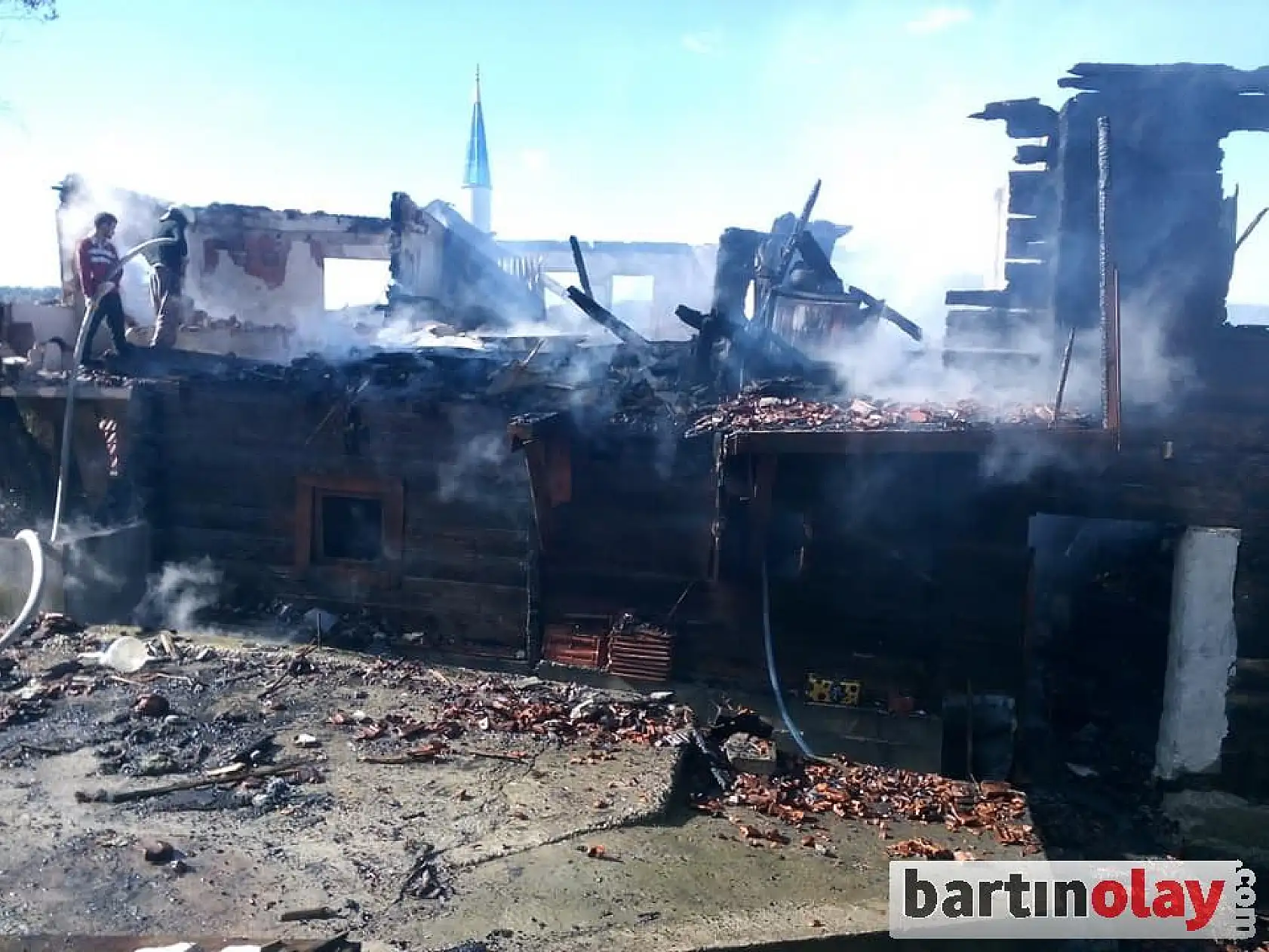 Yanan ev küle döndü