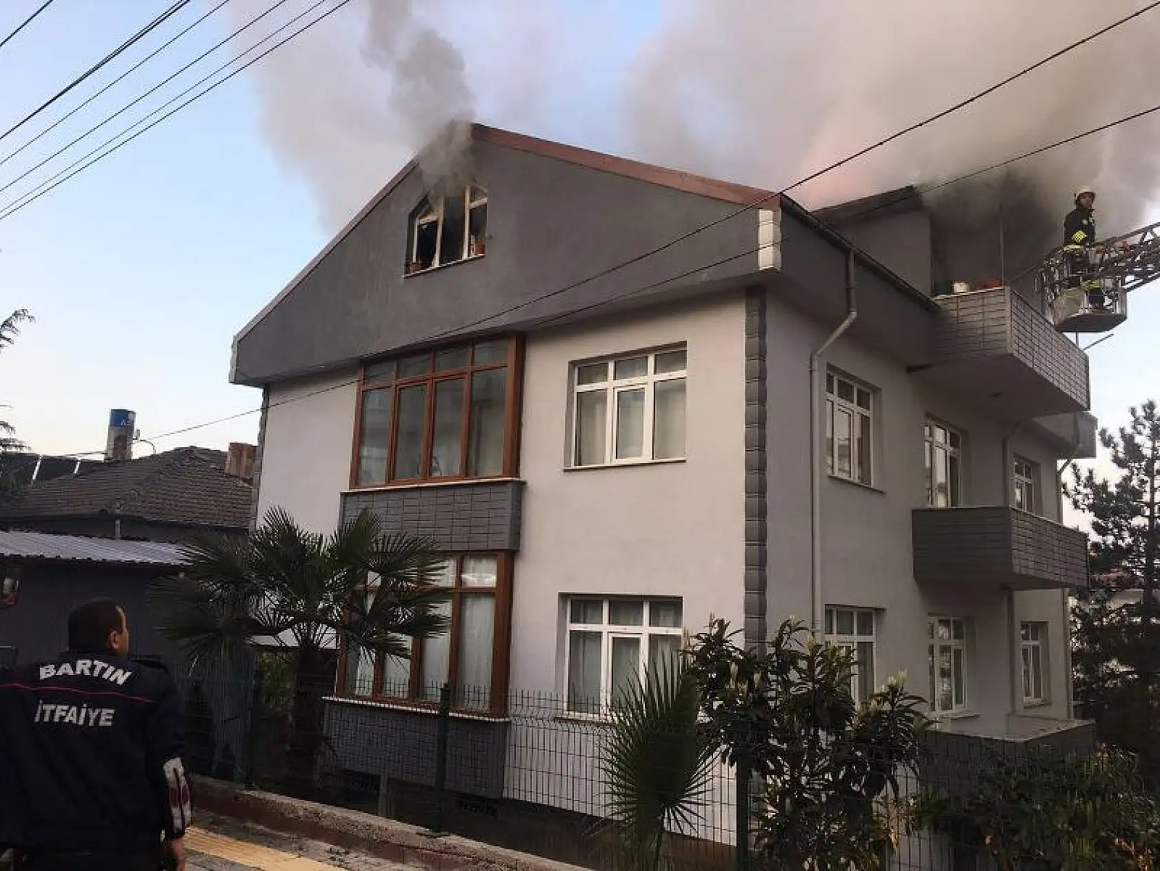 Yanan evden son anda kurtarıldı