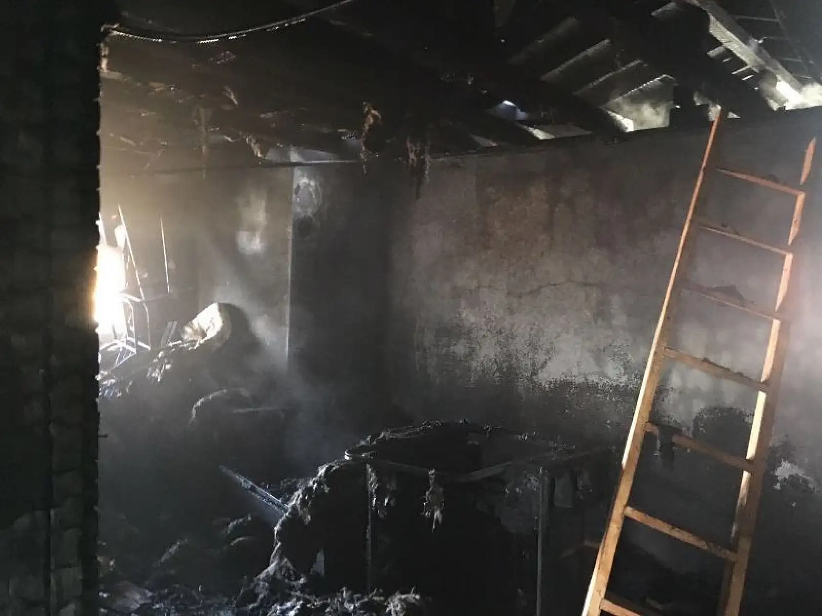 Yanan evden son anda kurtarıldı