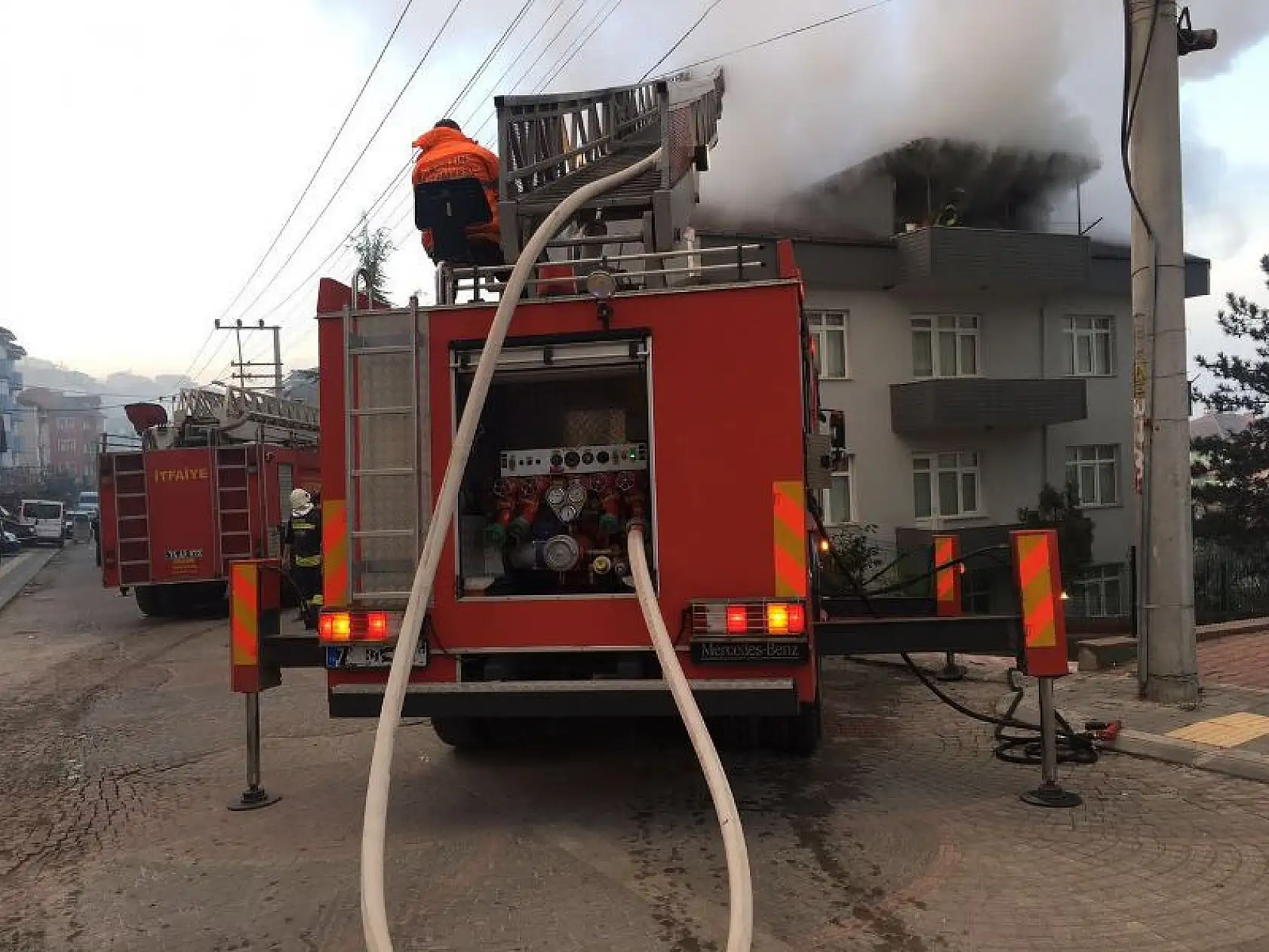 Yanan evden son anda kurtarıldı