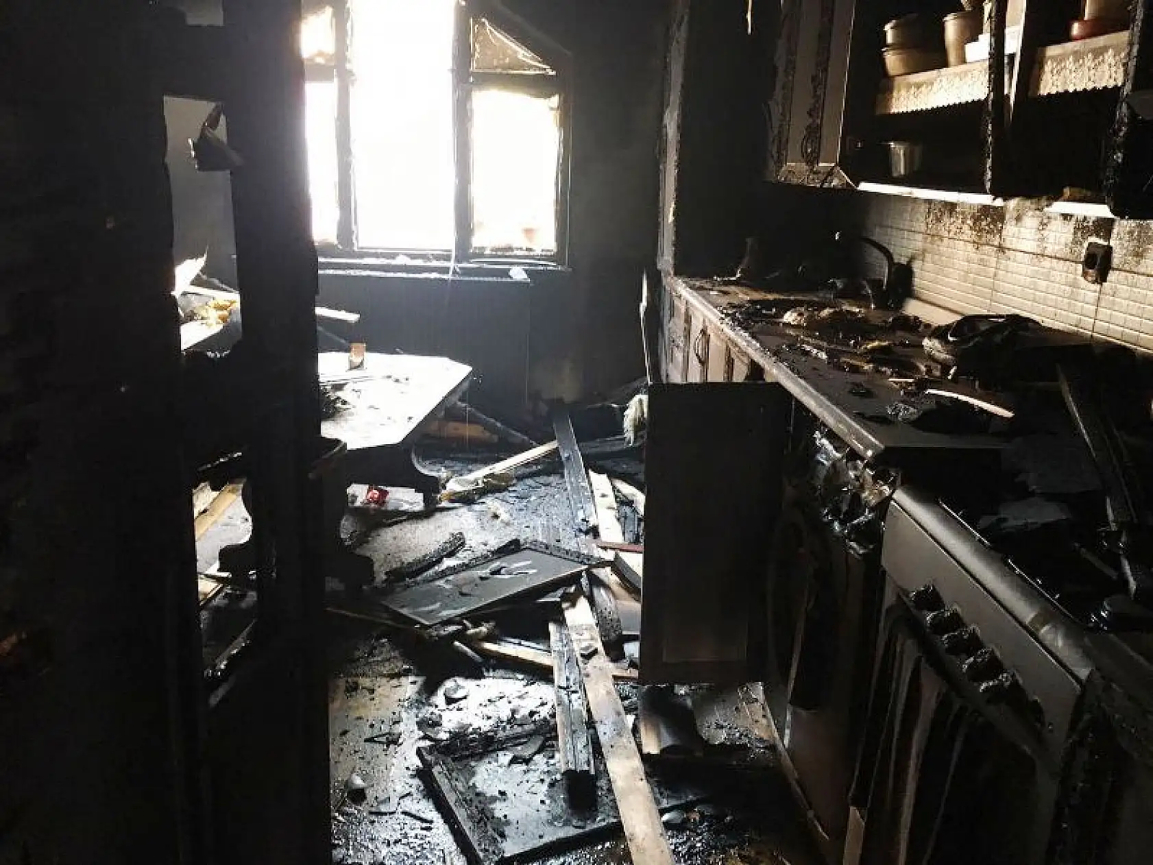 Yanan evden son anda kurtarıldı