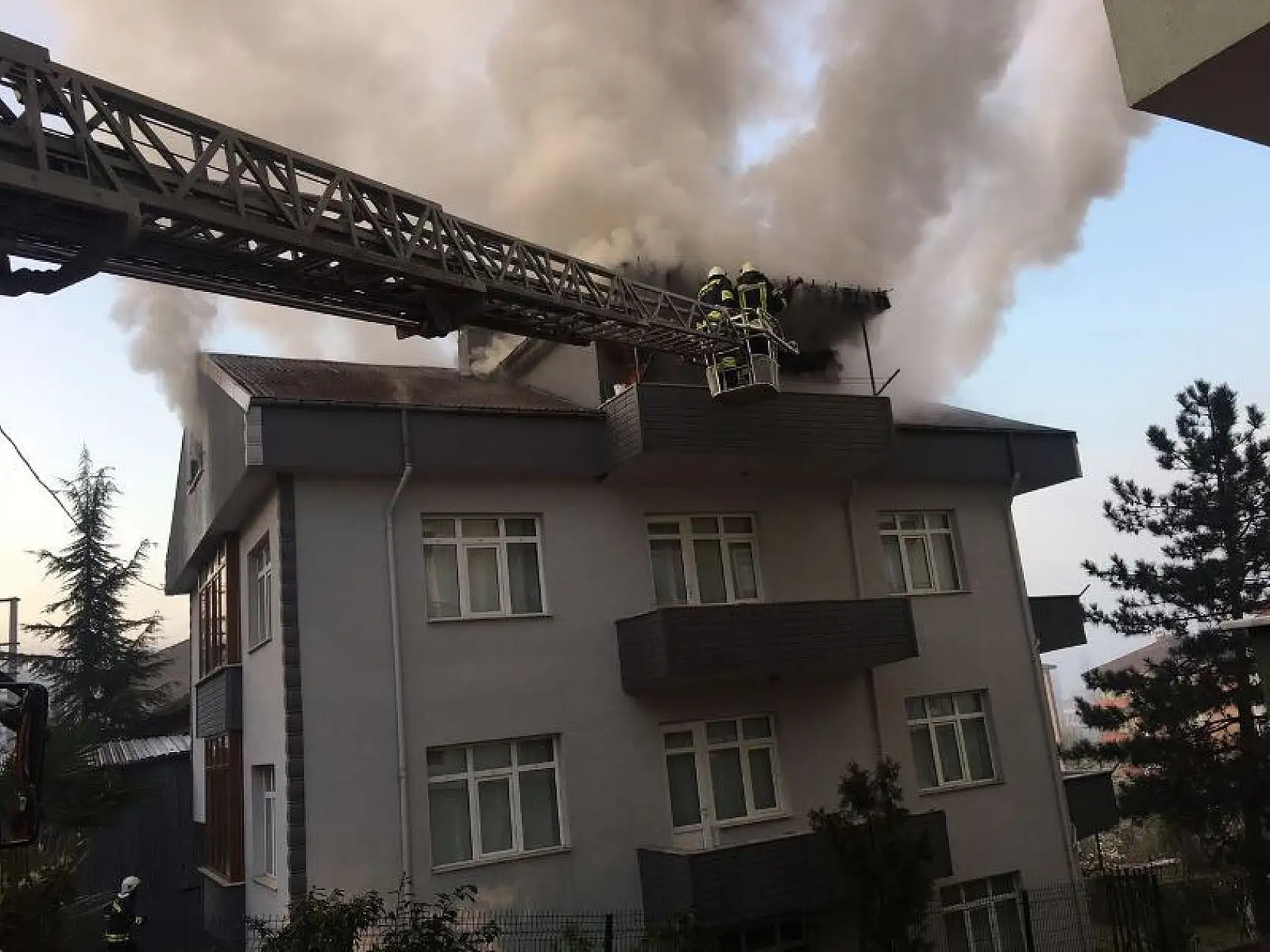 Yanan evden son anda kurtarıldı