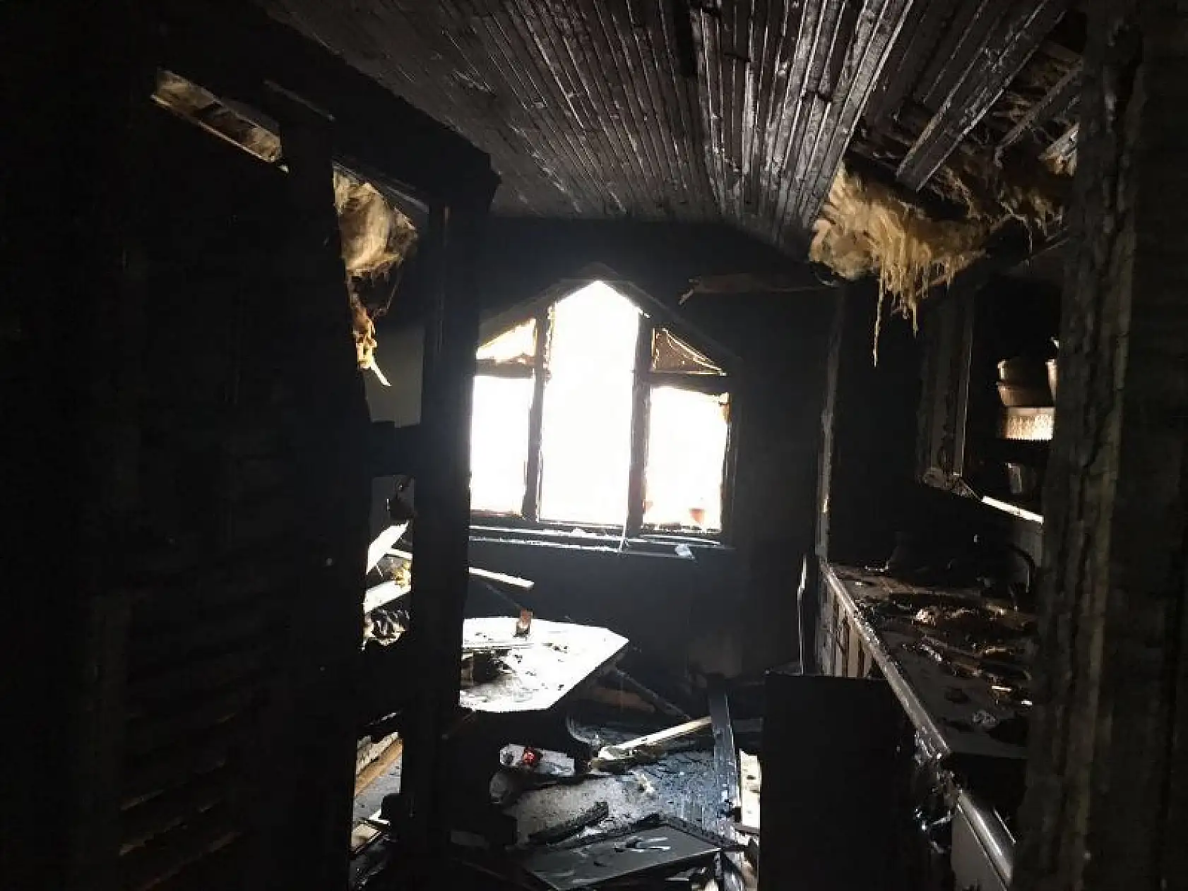 Yanan evden son anda kurtarıldı