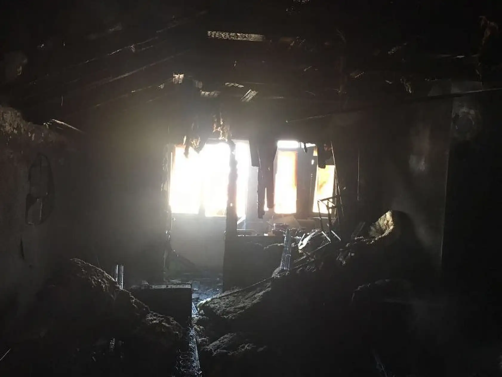 Yanan evden son anda kurtarıldı