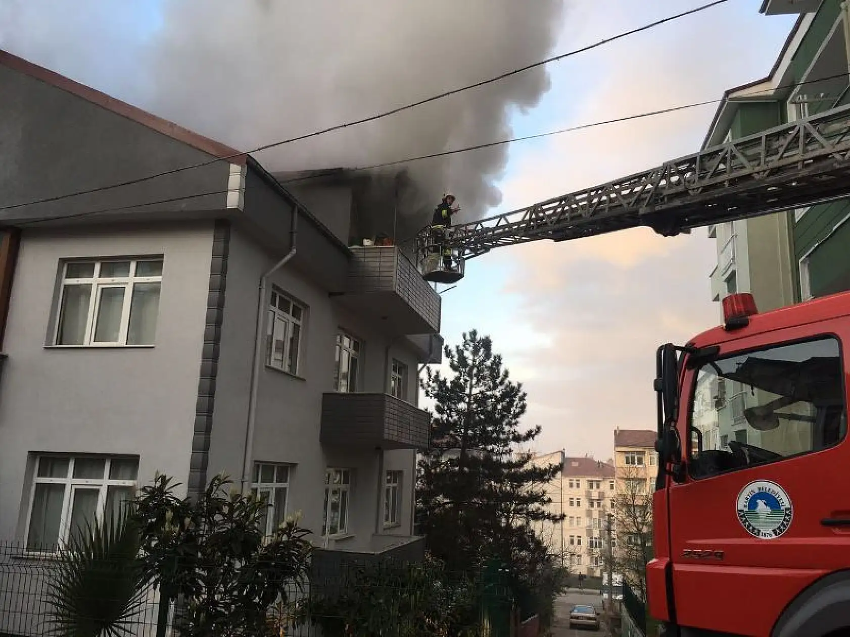 Yanan evden son anda kurtarıldı