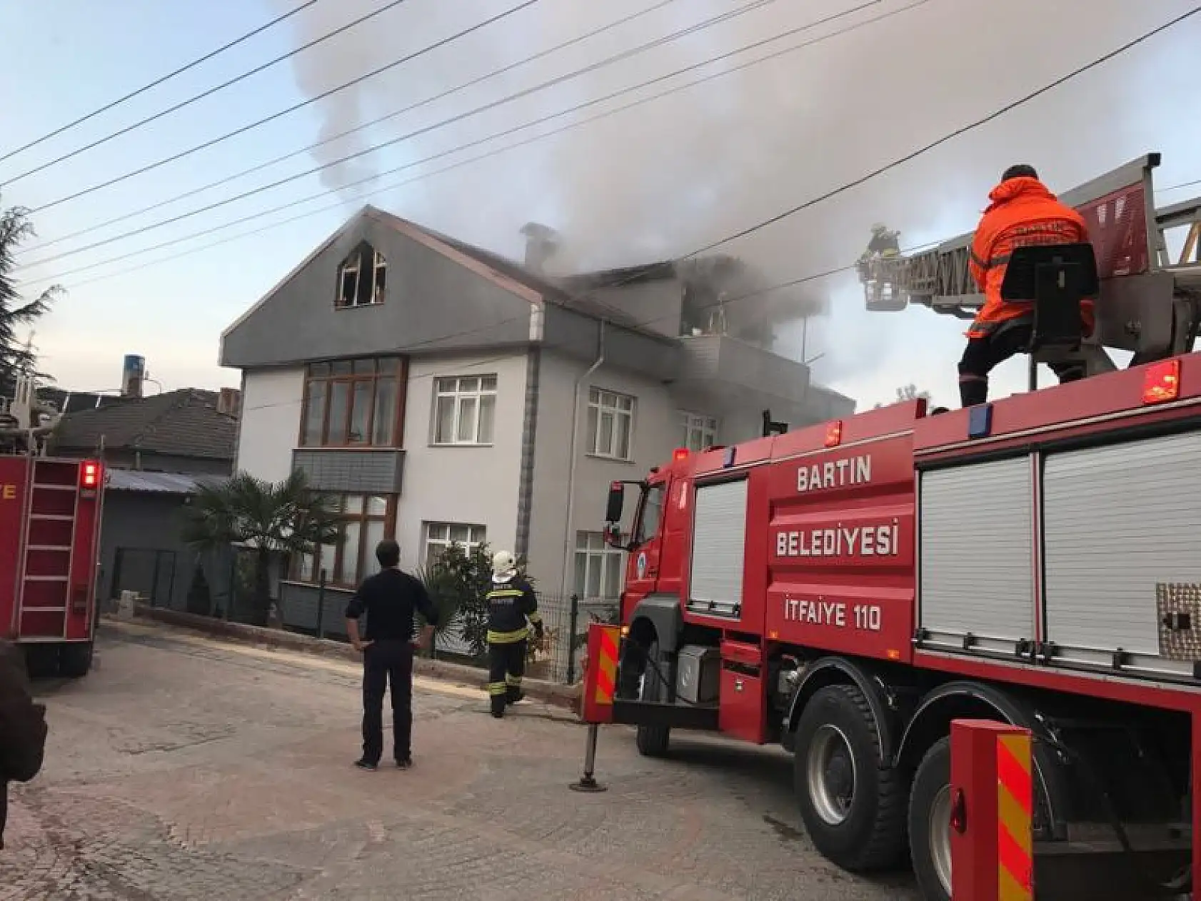 Yanan evden son anda kurtarıldı