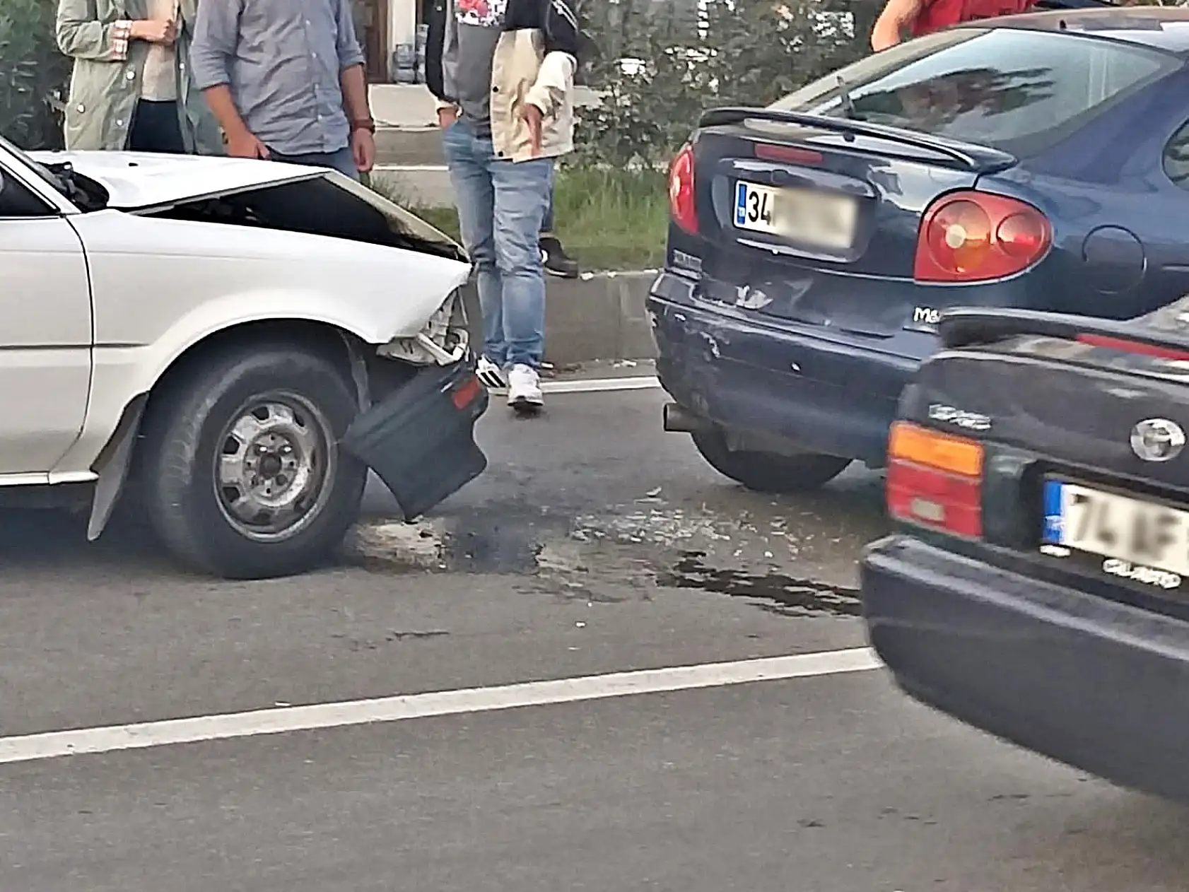 Yayaya yol veren araca arkadan vurdu