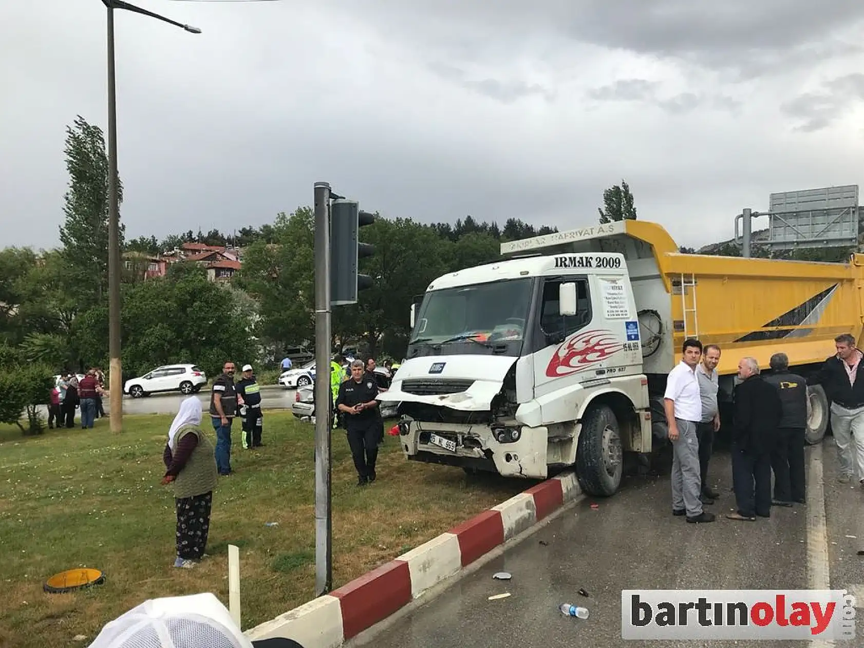 Yemin törenine giden aile kaza yaptı, 5 yaralı