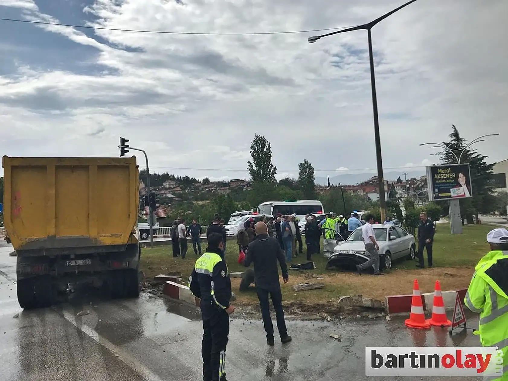 Yemin törenine giden aile kaza yaptı, 5 yaralı