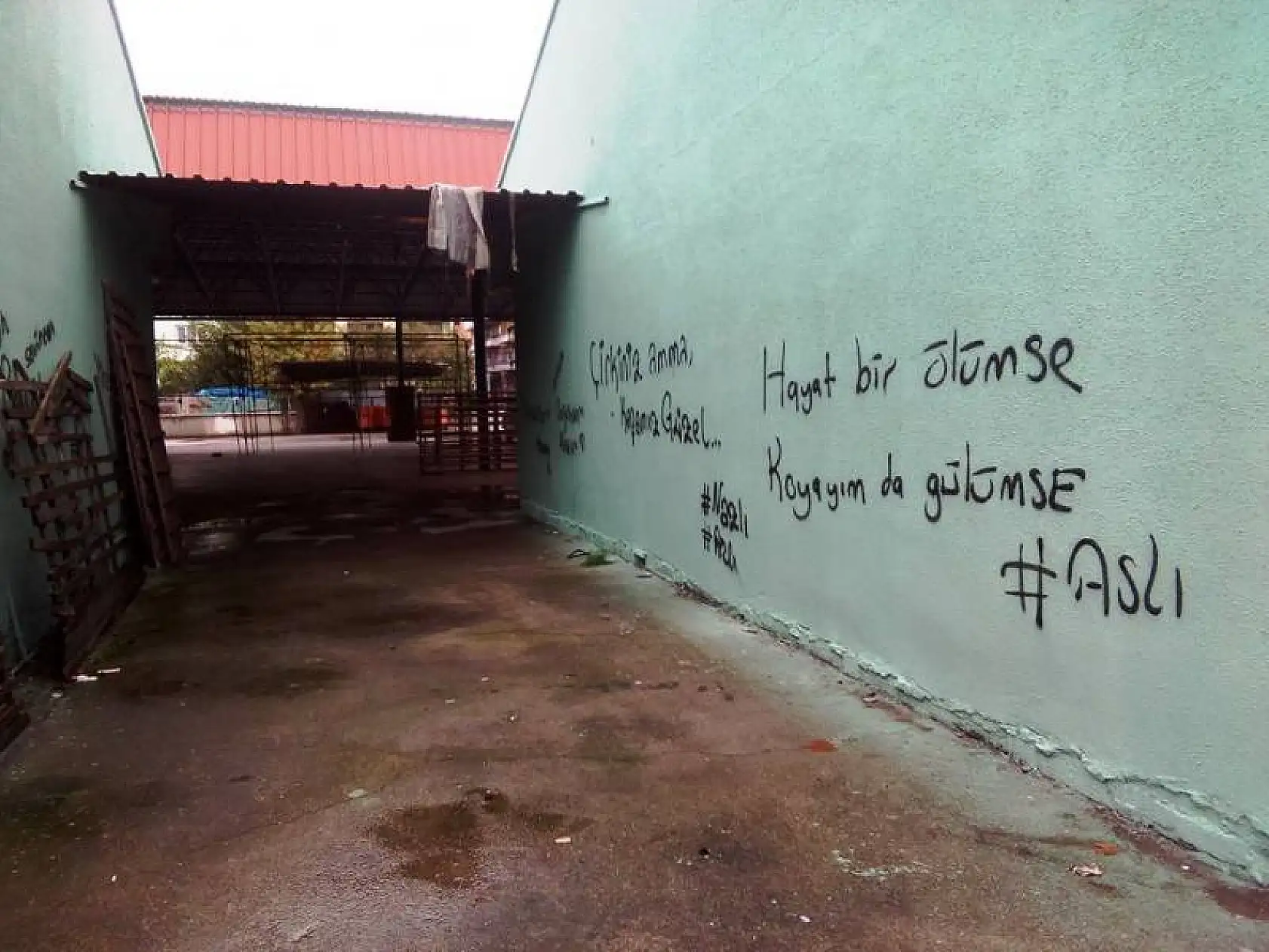 Yeni boyanan duvarları ne hale getirdiler!