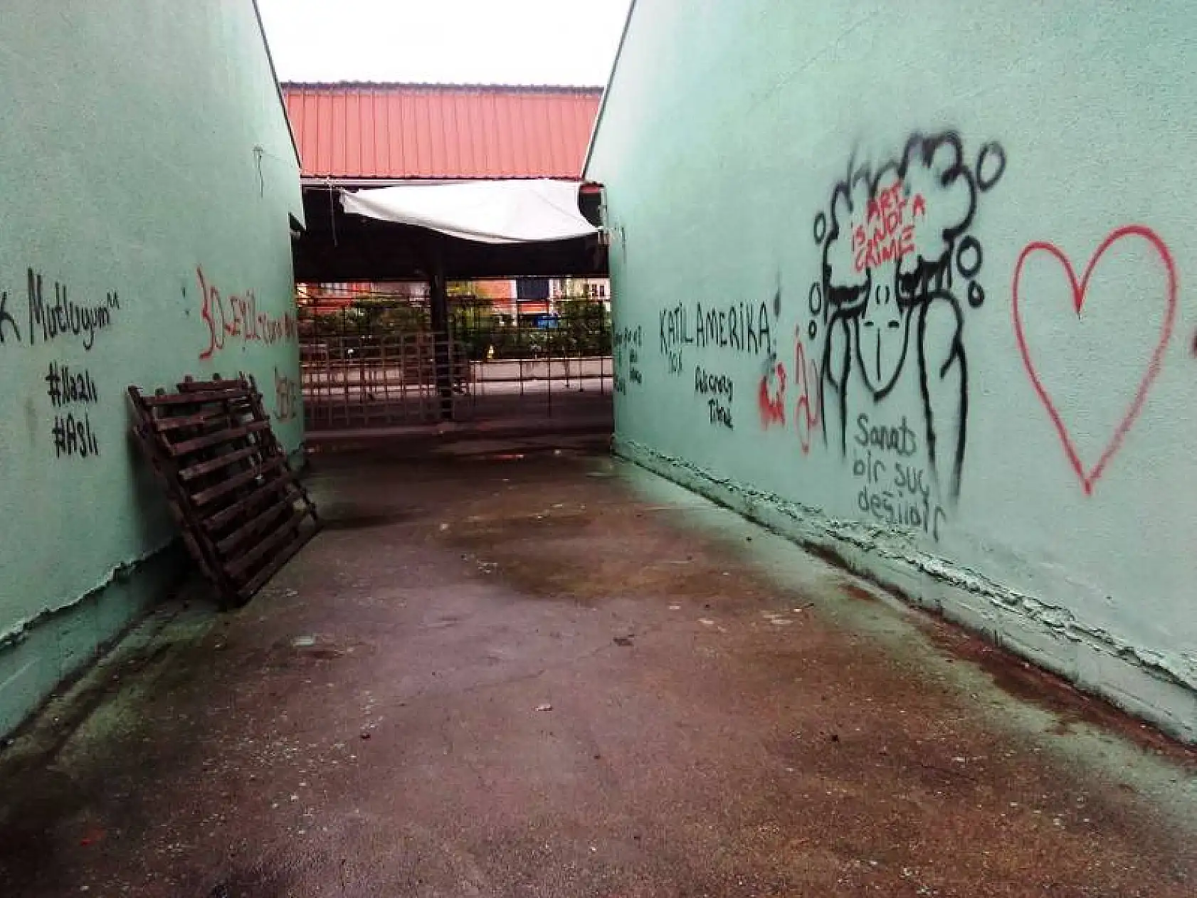 Yeni boyanan duvarları ne hale getirdiler!