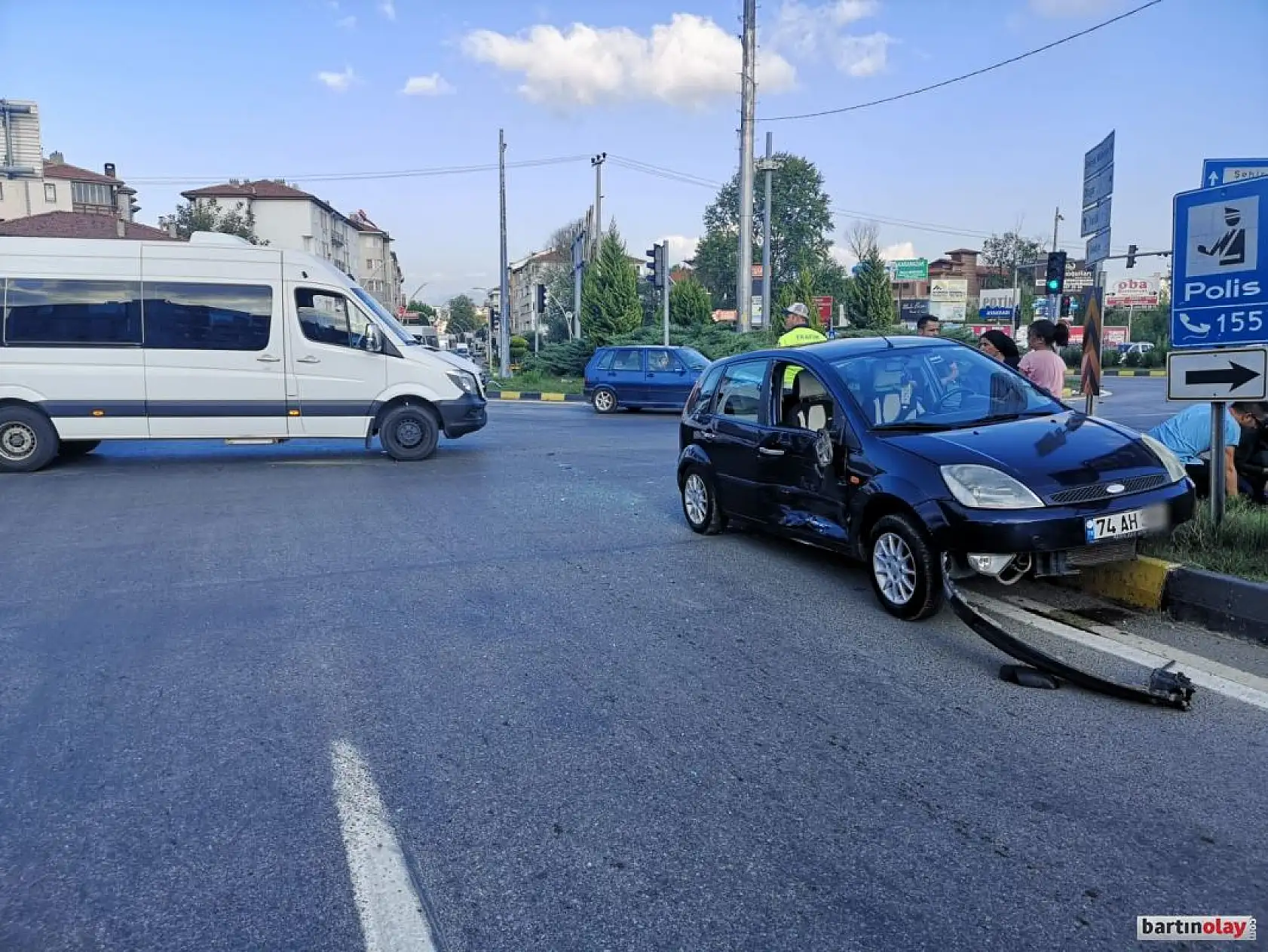 Yolcu minibüsü ile otomobil çarpıştı