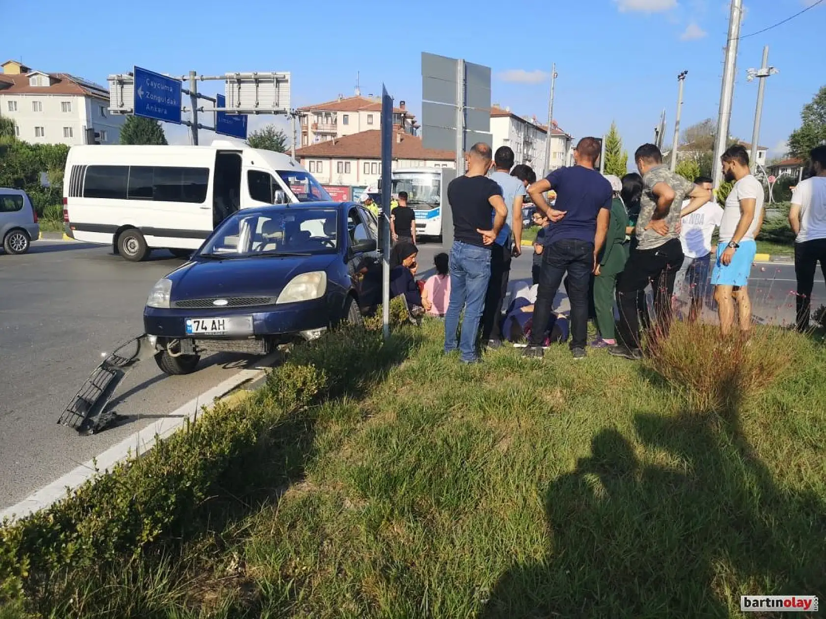 Yolcu minibüsü ile otomobil çarpıştı