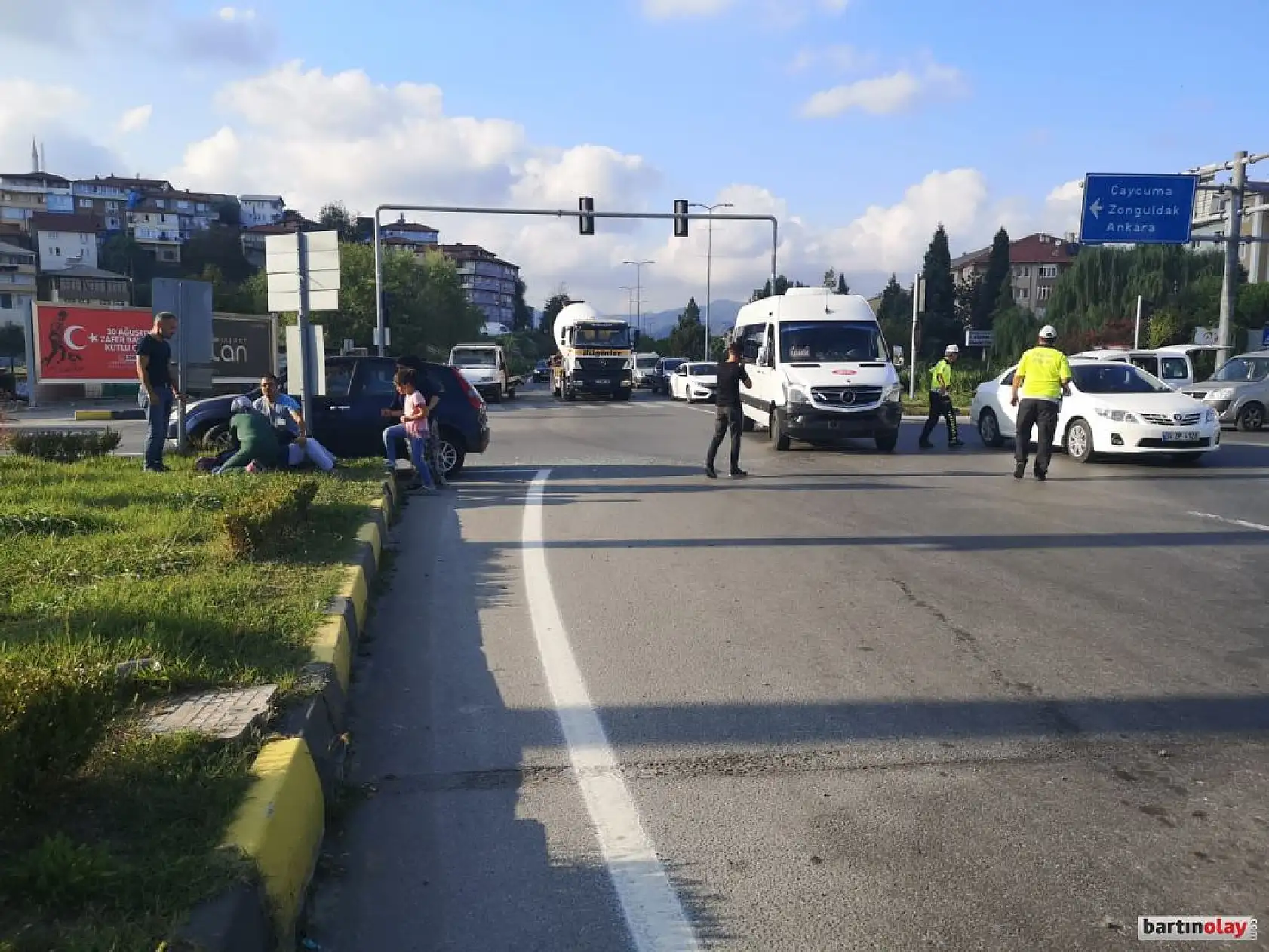 Yolcu minibüsü ile otomobil çarpıştı