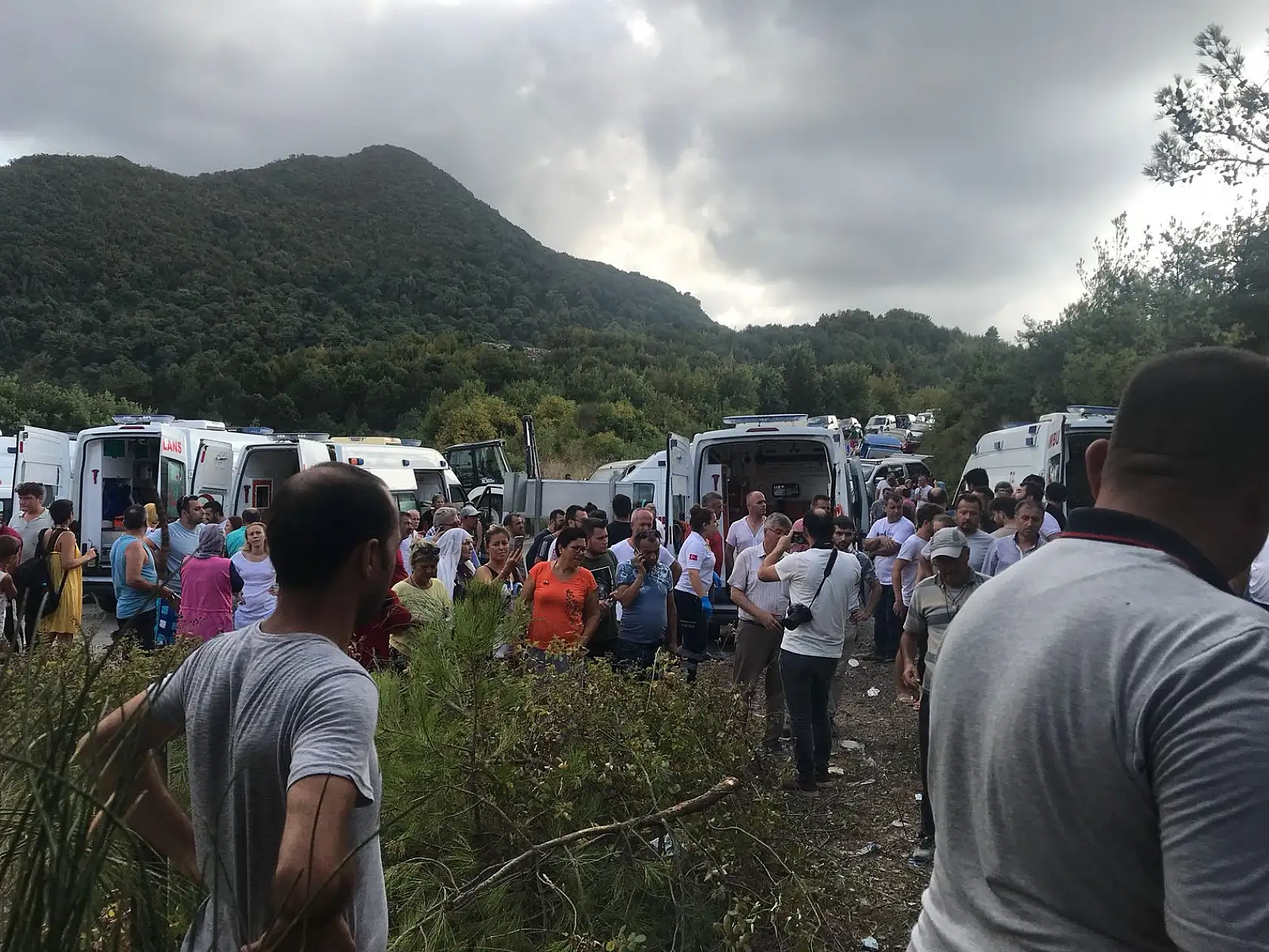 Yolcu minibüsü şarampole uçtu