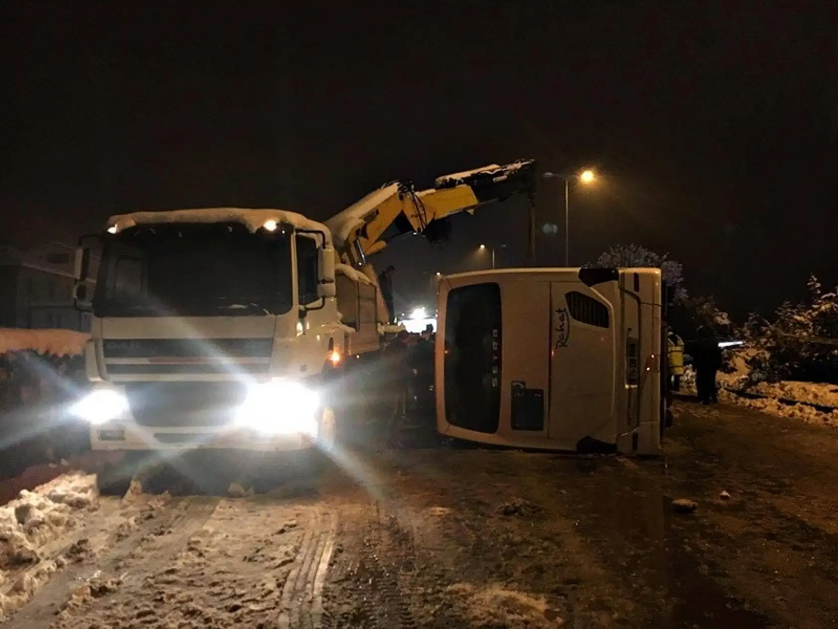 Yolcu otobüsü devrildi, 2 ölü