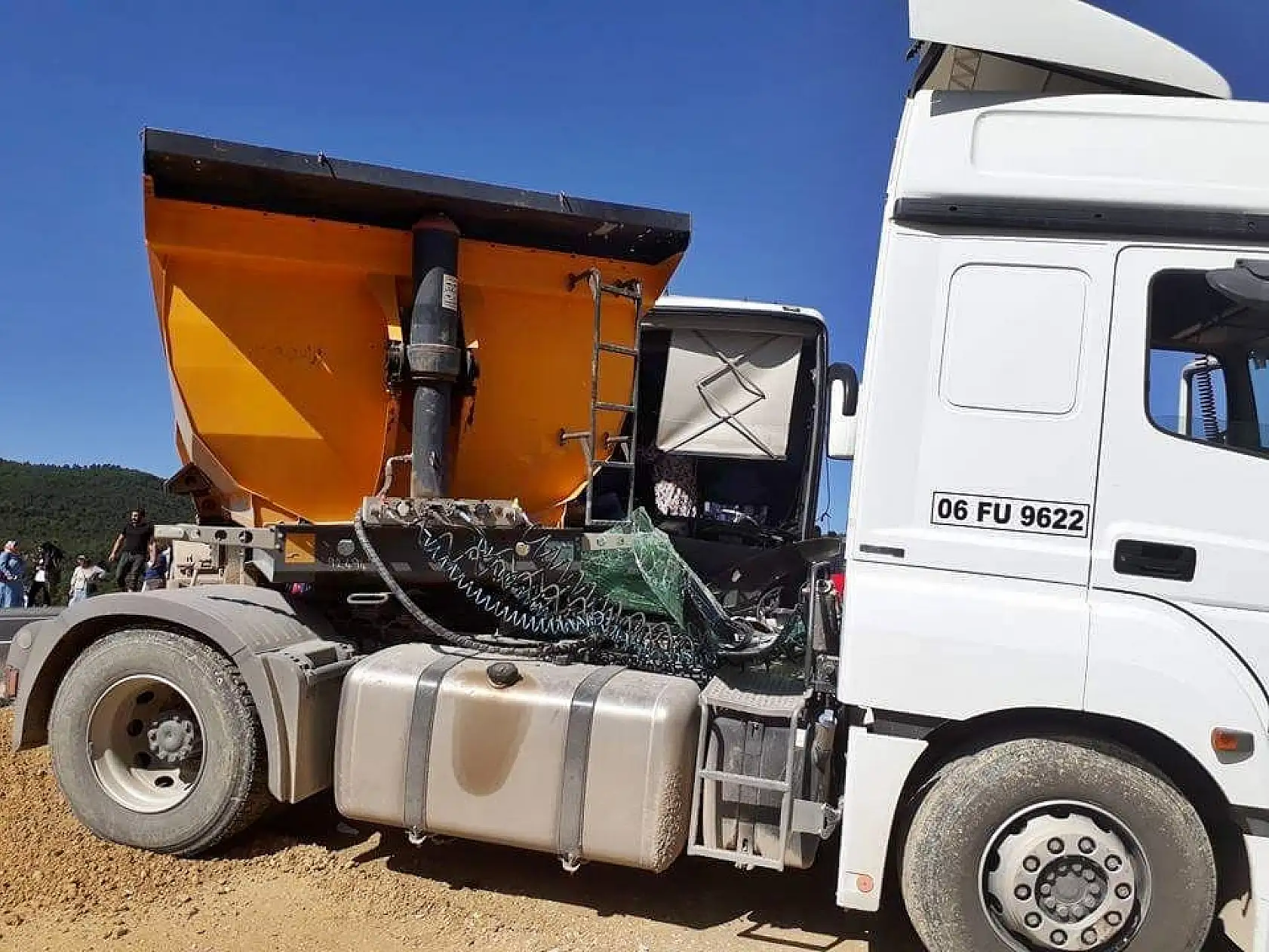 Yolcu otobüsü ile kamyon çarpıştı